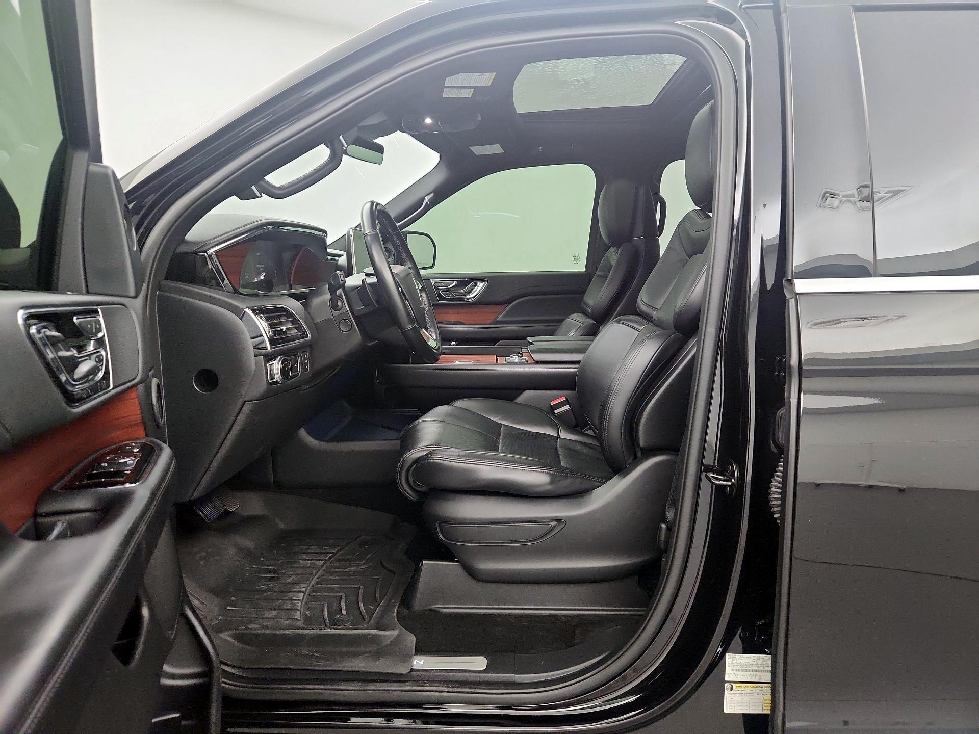 Thumbnail: 2021 Lincoln Navigator L - 11