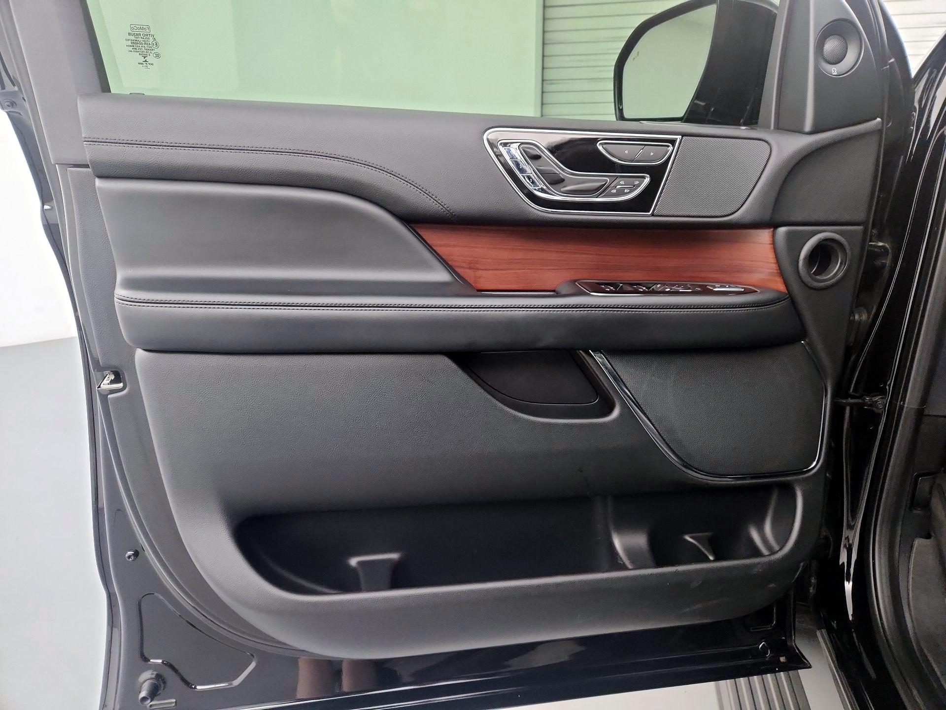 Thumbnail: 2021 Lincoln Navigator L - 12