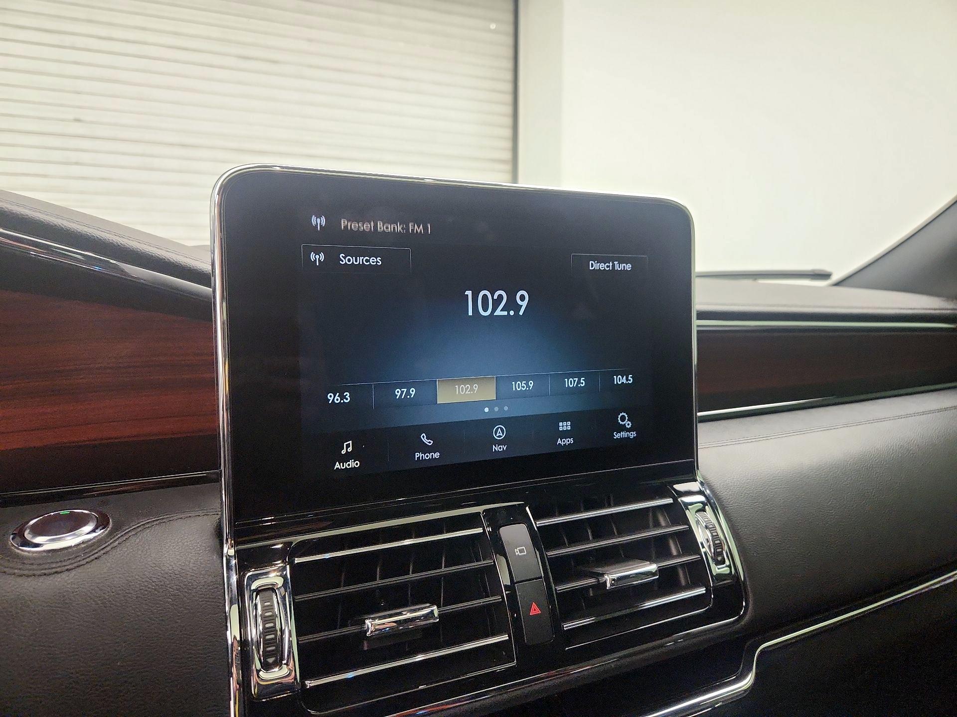 Thumbnail: 2021 Lincoln Navigator L - 16