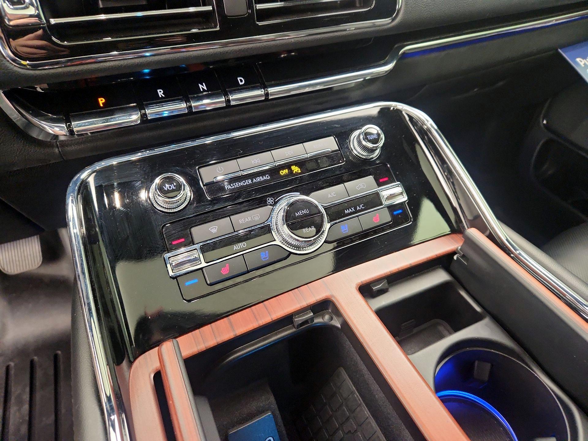 Thumbnail: 2021 Lincoln Navigator L - 17
