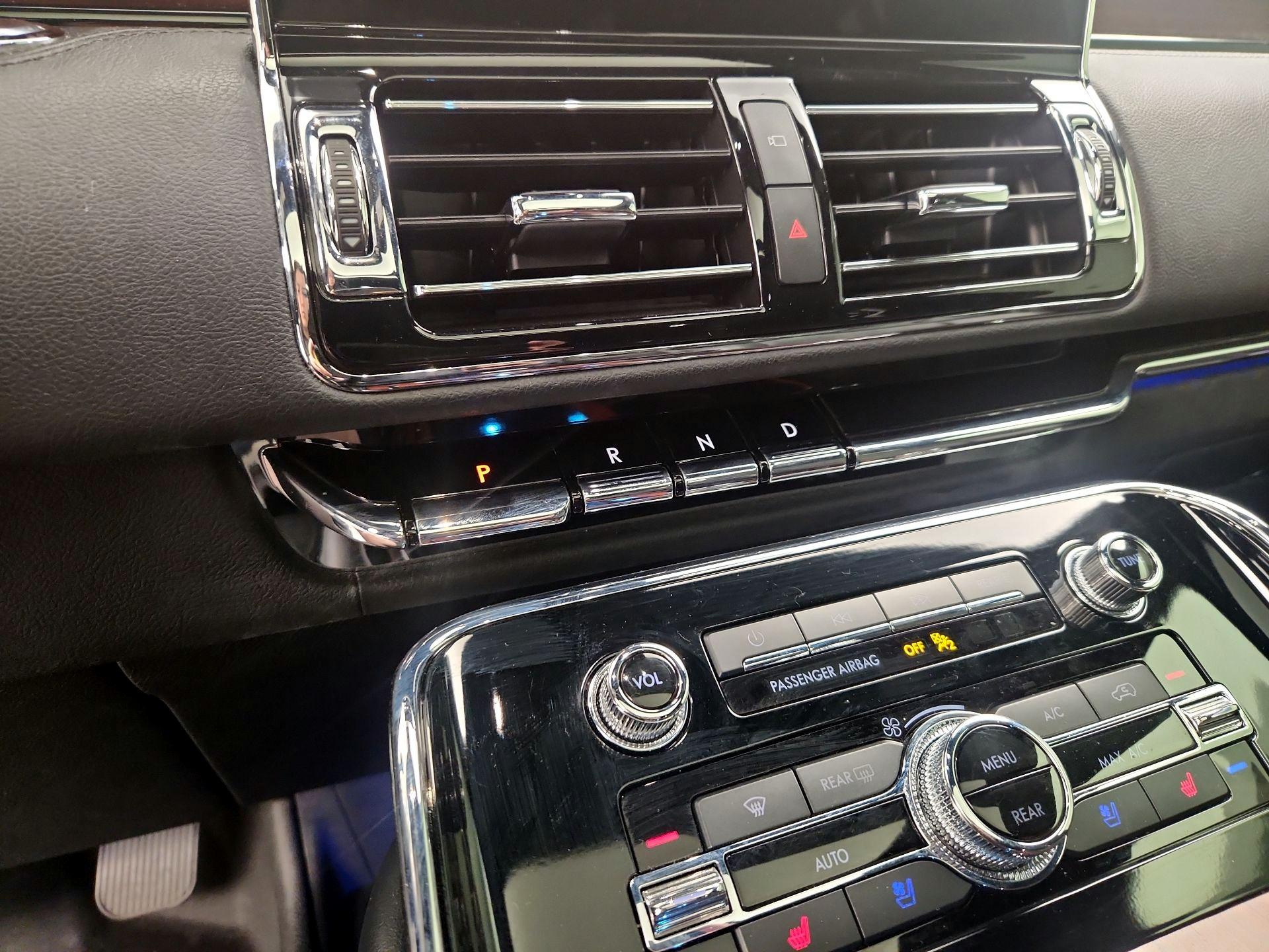 Thumbnail: 2021 Lincoln Navigator L - 18