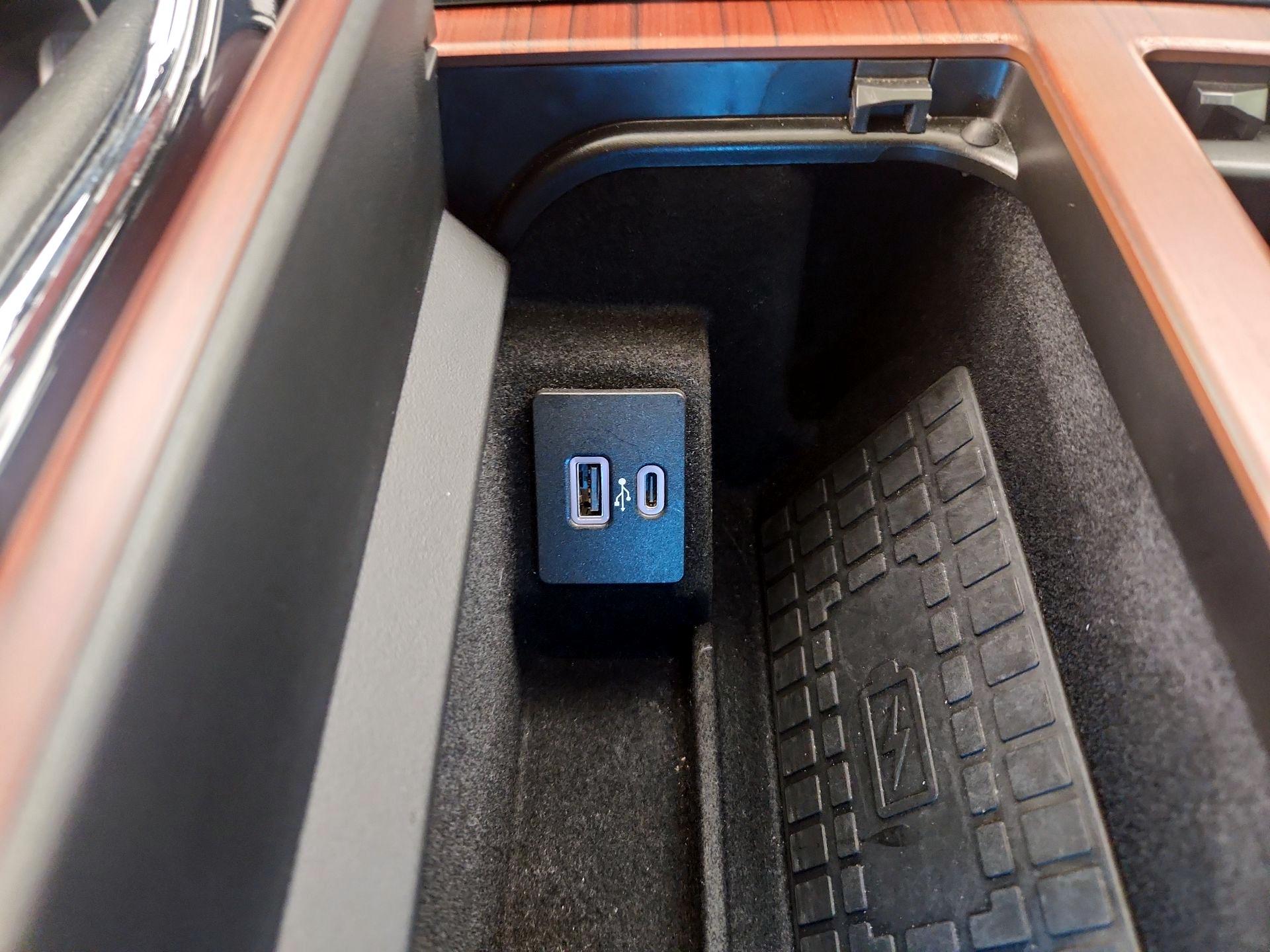 Thumbnail: 2021 Lincoln Navigator L - 19