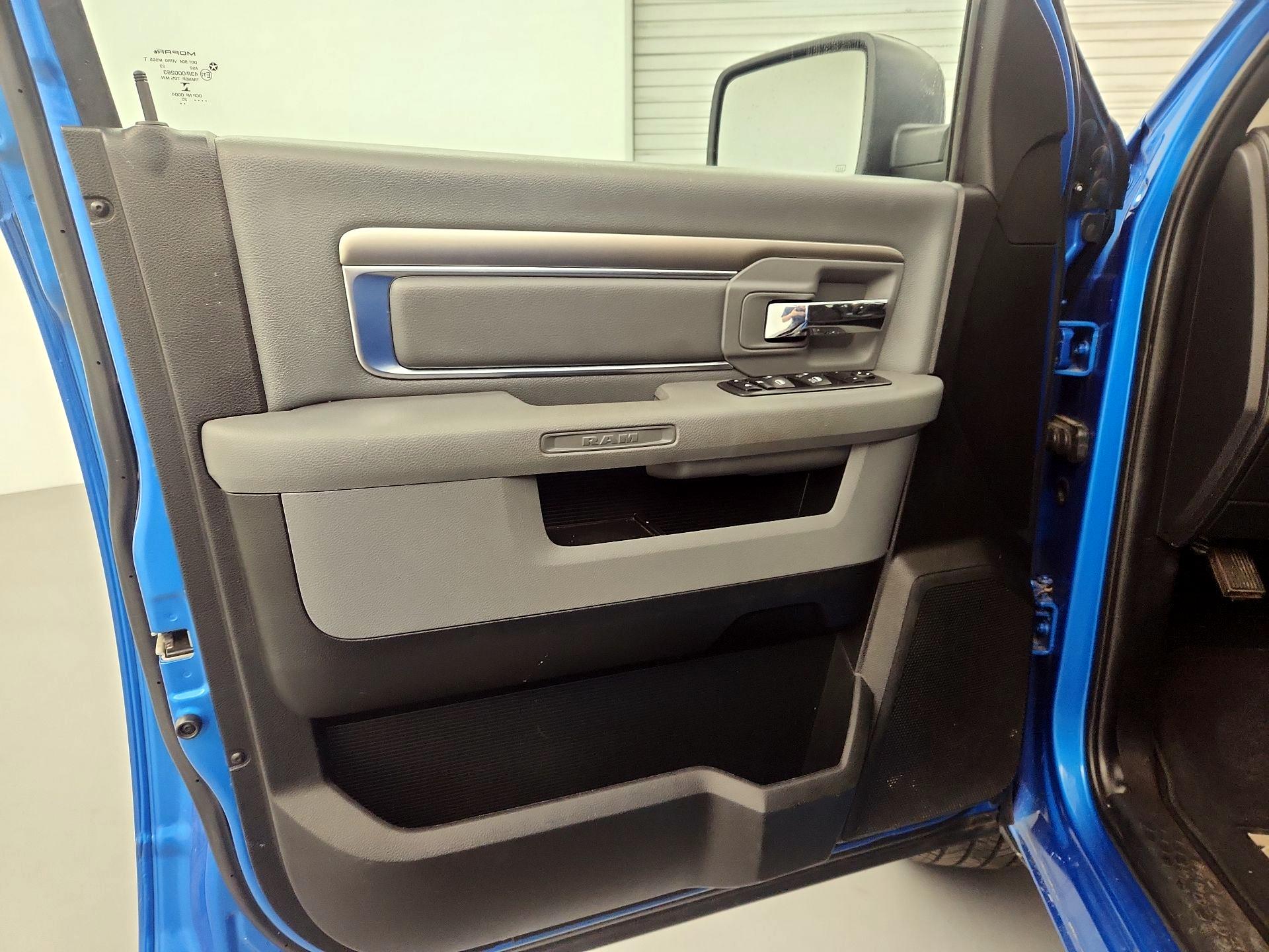 Thumbnail: 2020 RAM 1500 Classic - 12