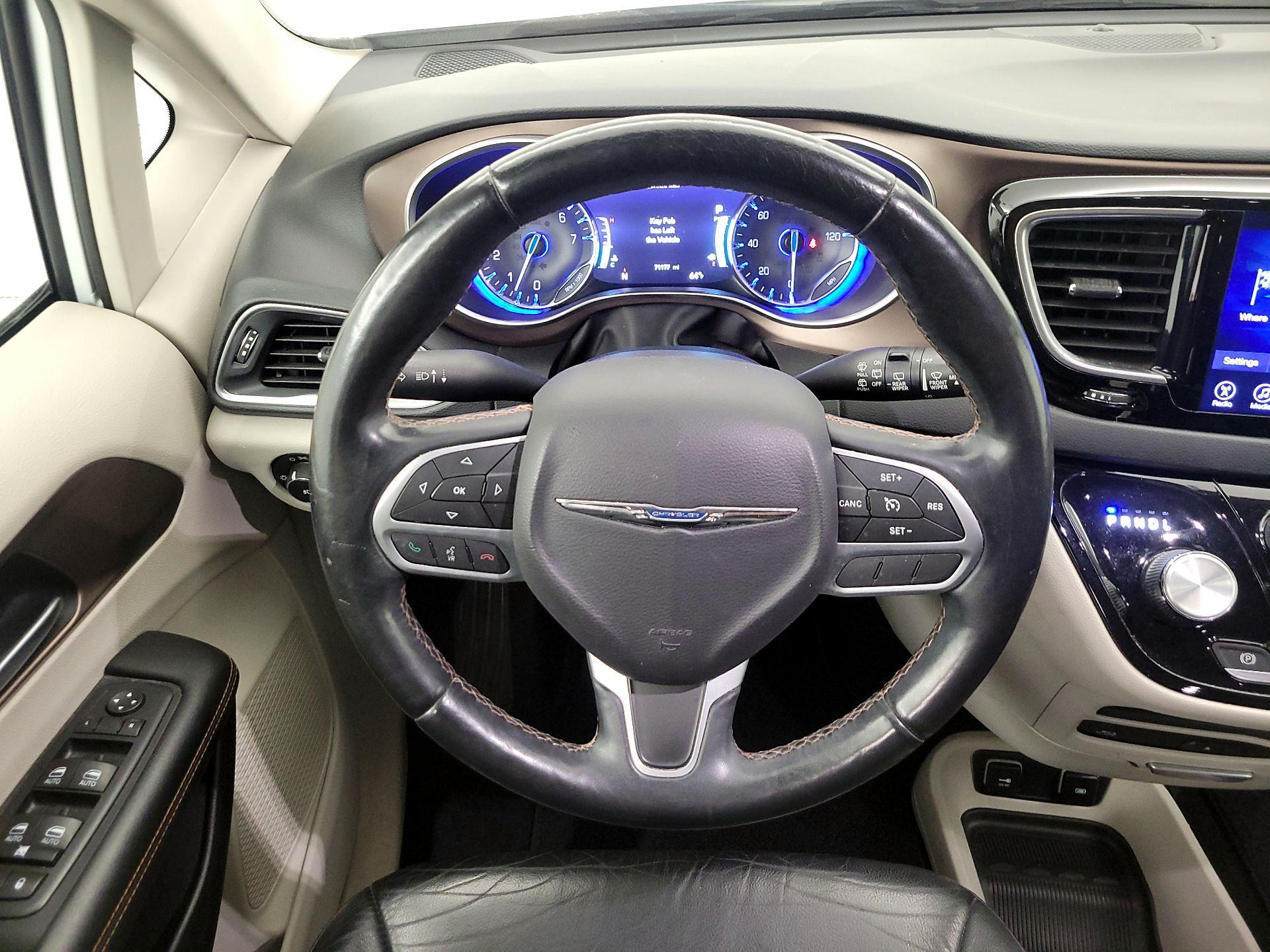 Thumbnail: 2017 Chrysler Pacifica - 10