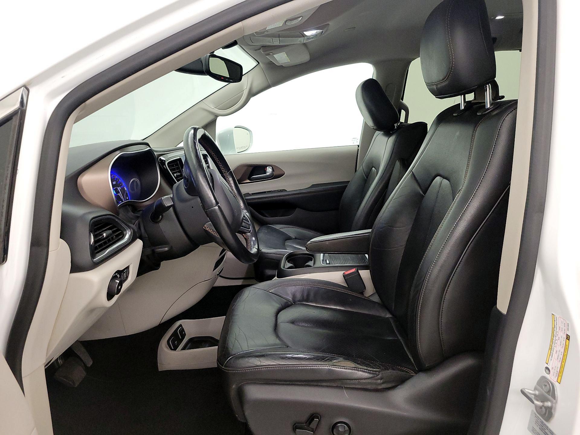 Thumbnail: 2017 Chrysler Pacifica - 11