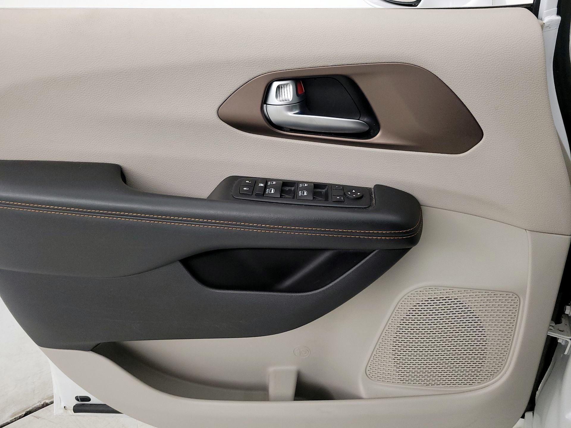 Thumbnail: 2017 Chrysler Pacifica - 12