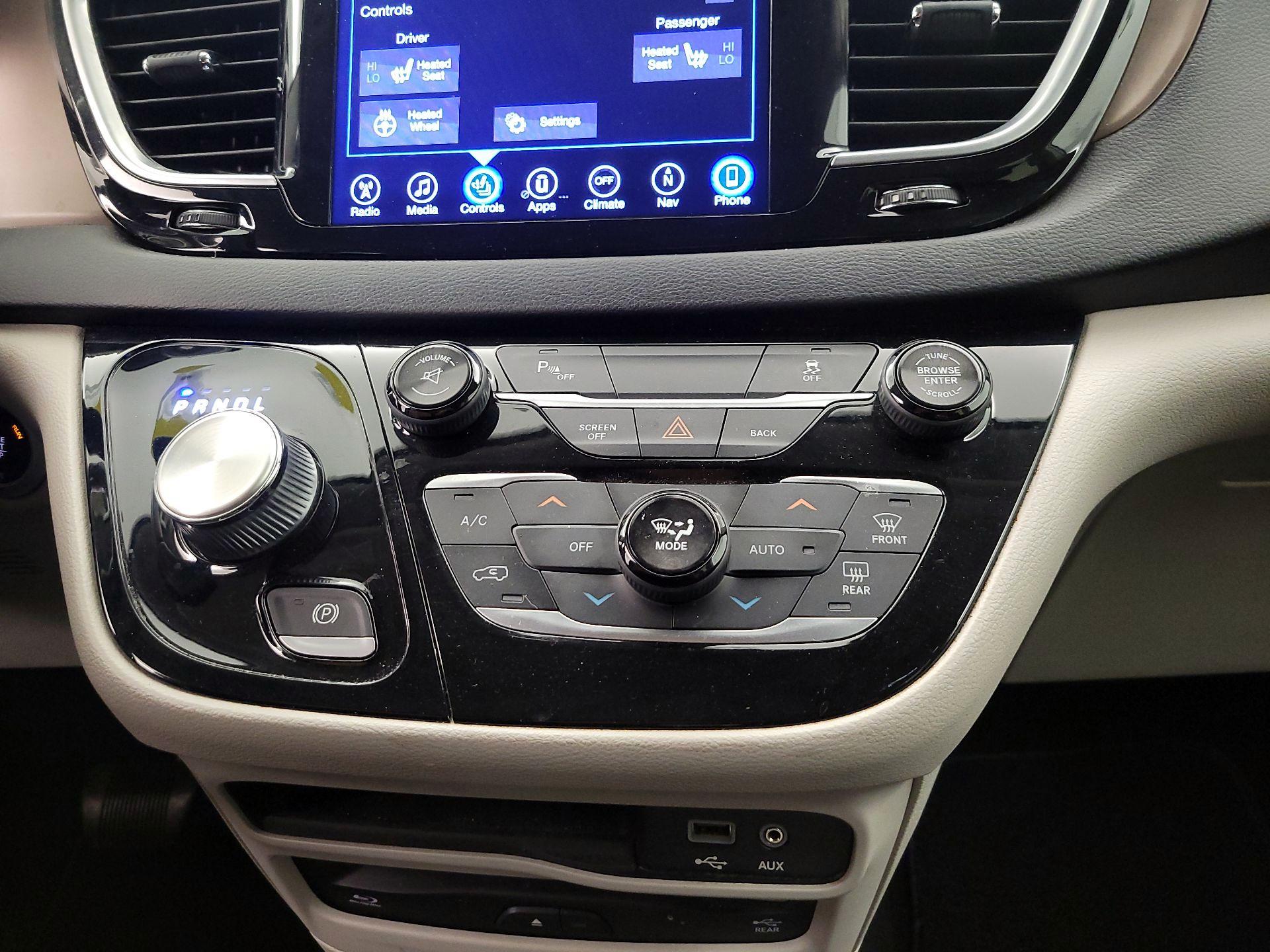 Thumbnail: 2017 Chrysler Pacifica - 17