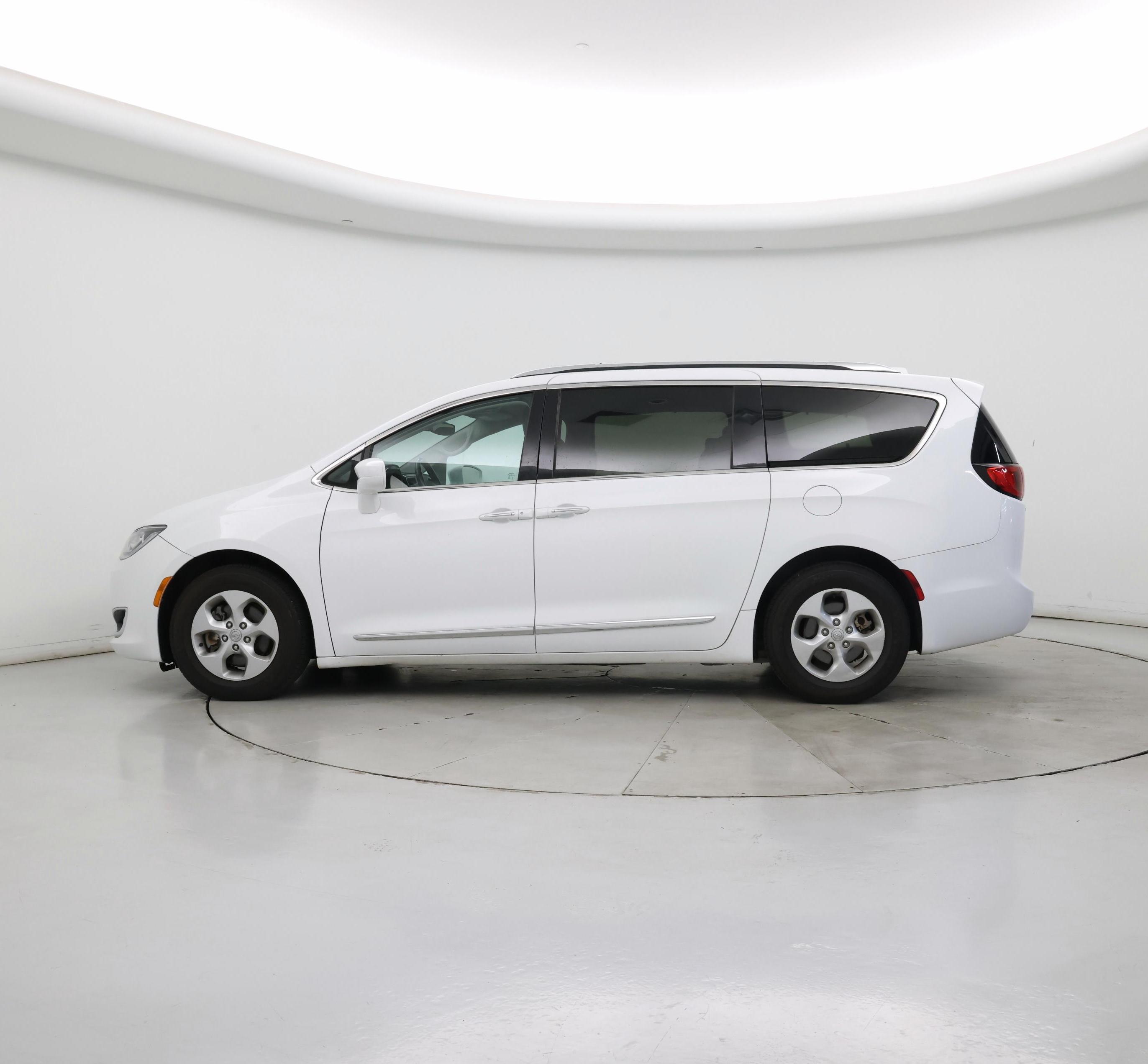 Thumbnail: 2017 Chrysler Pacifica - 3