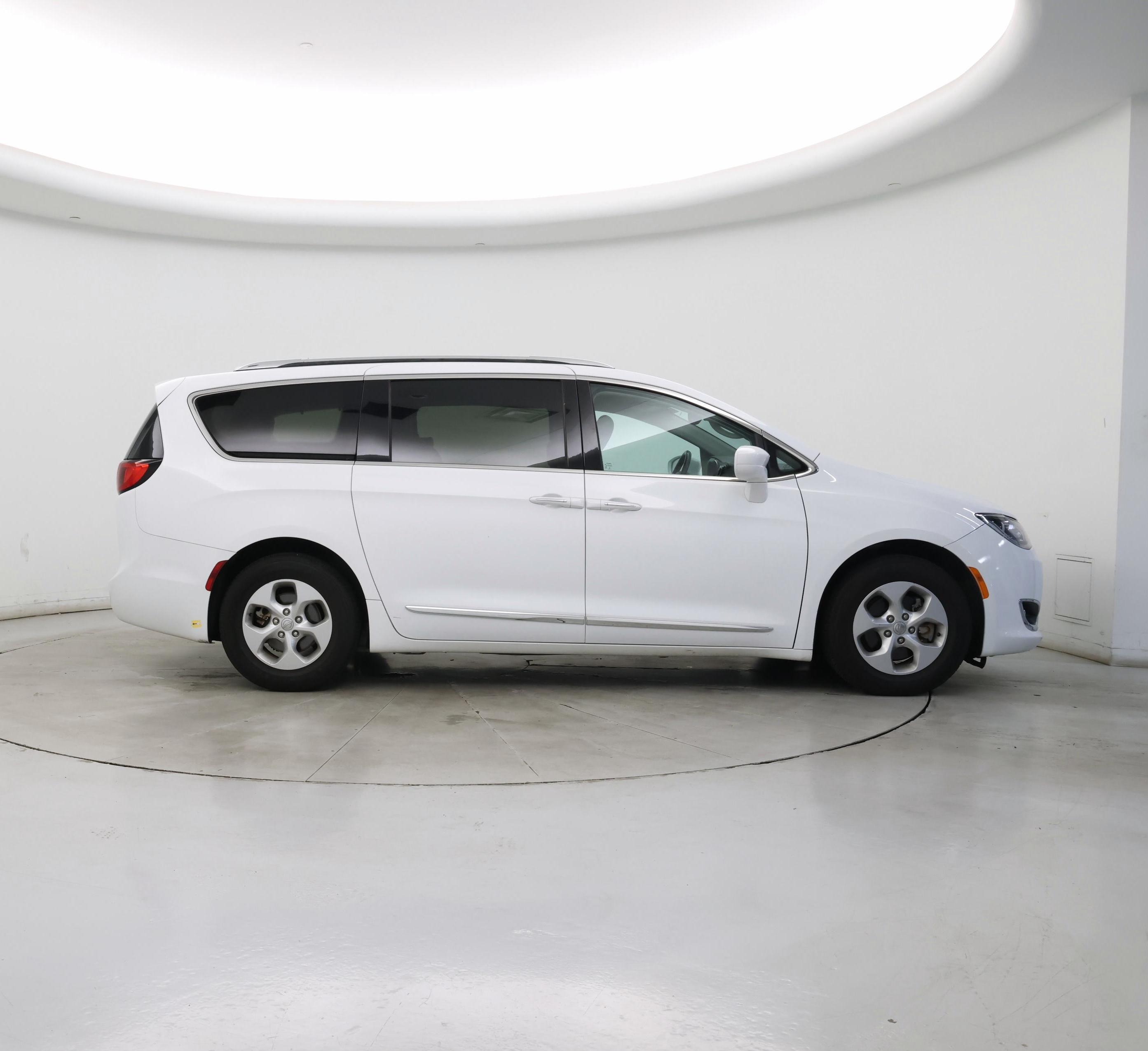 Thumbnail: 2017 Chrysler Pacifica - 7