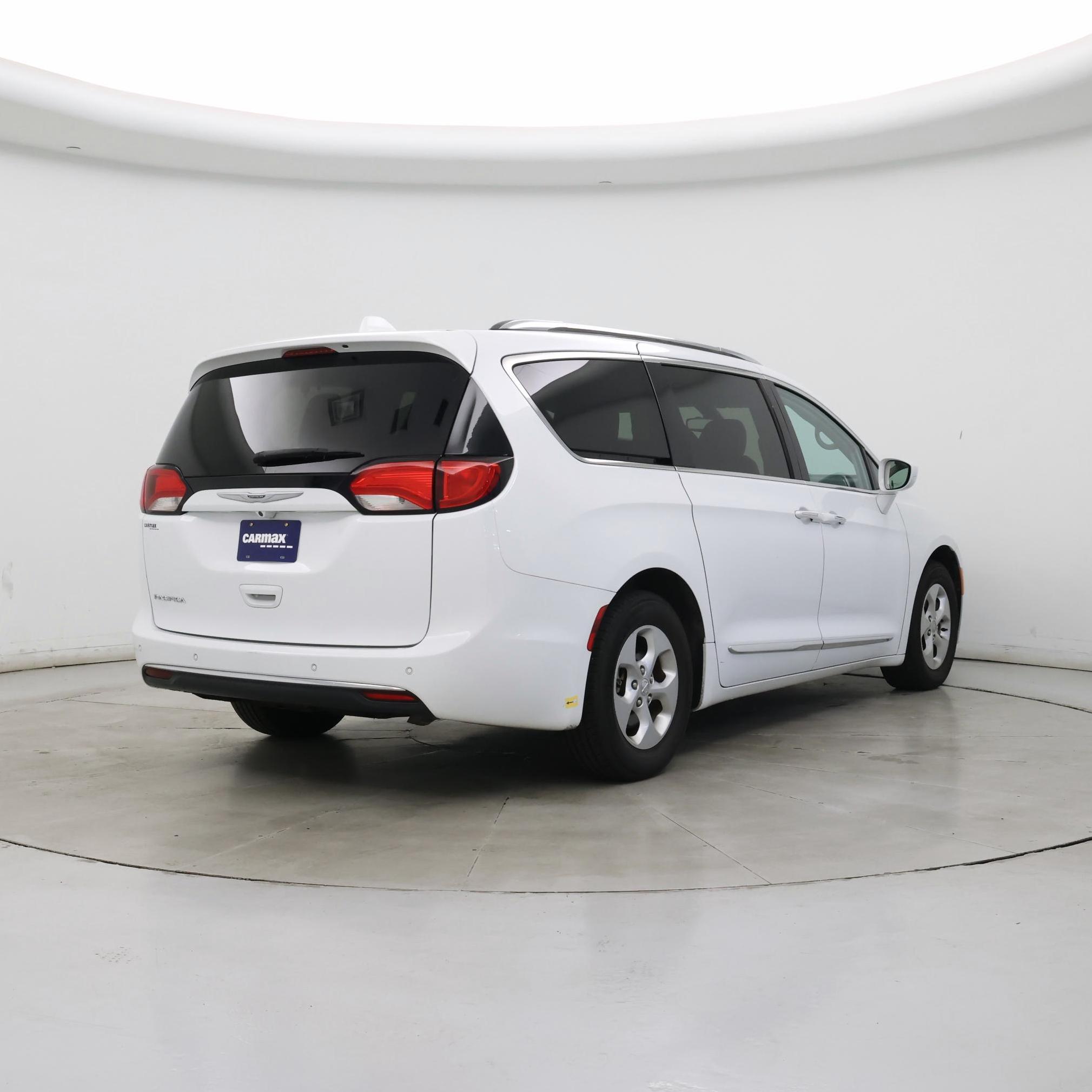 Thumbnail: 2017 Chrysler Pacifica - 8