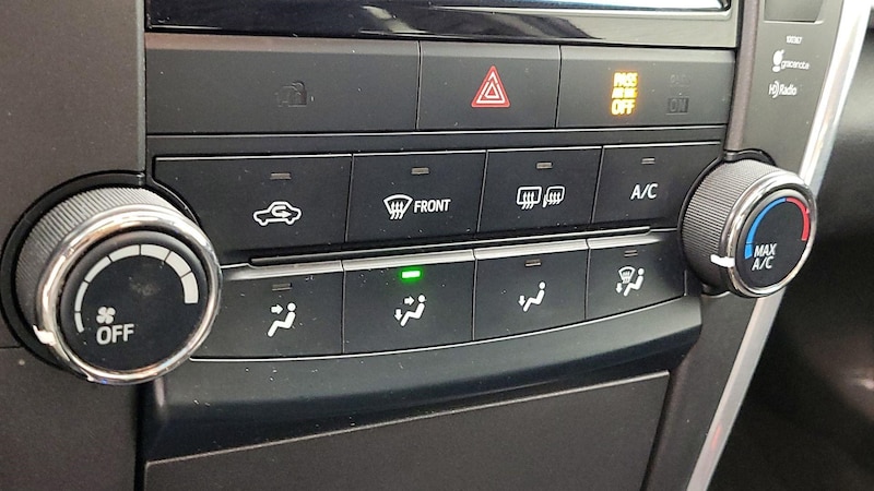 2015 Toyota Camry SE 16