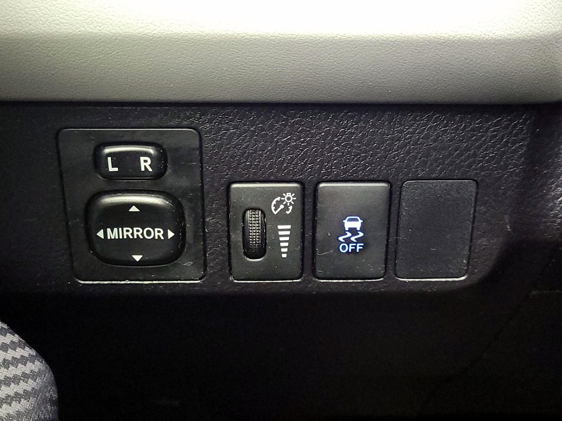 Thumbnail: 2015 Toyota RAV4 - 13