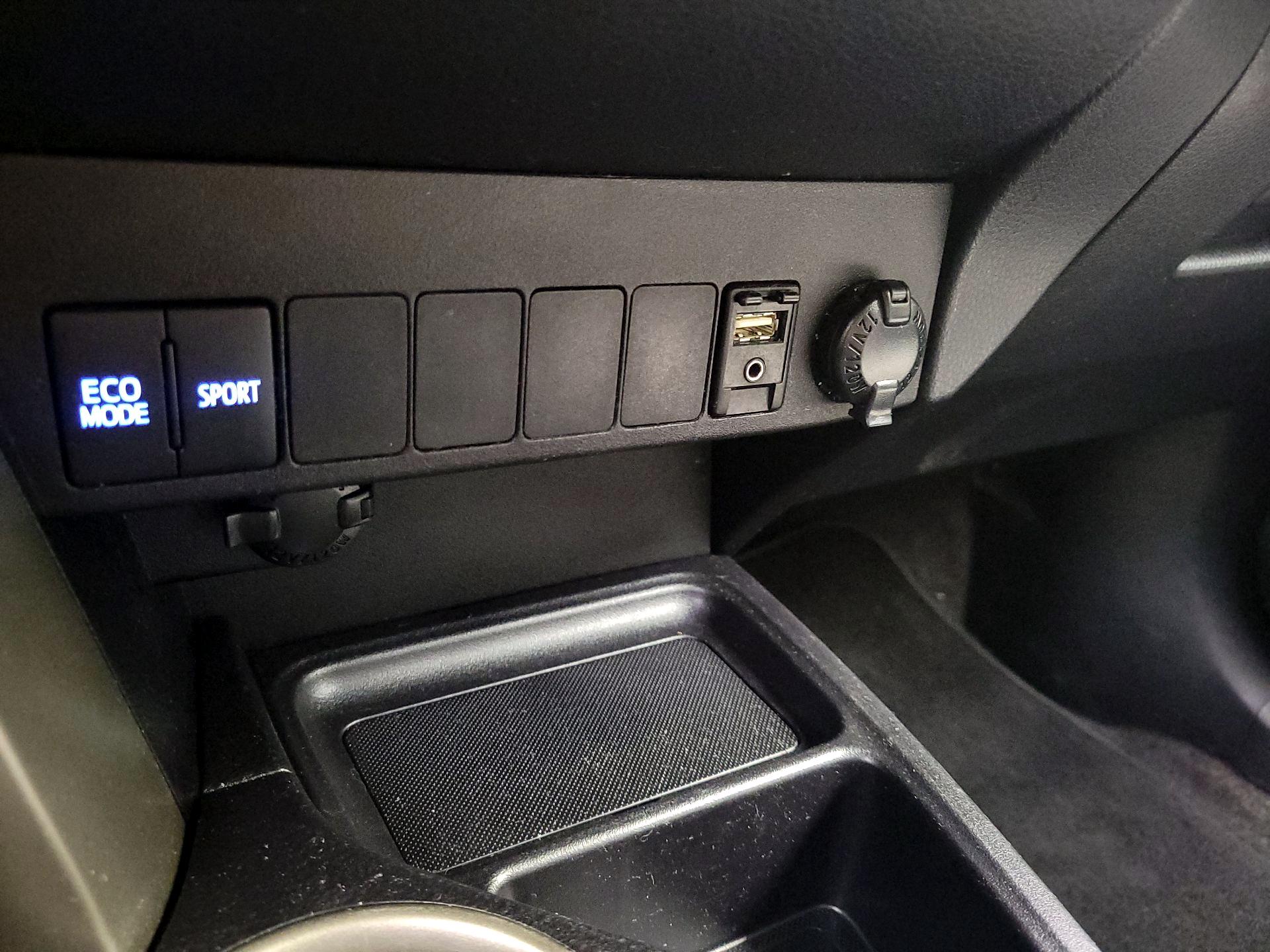 Thumbnail: 2015 Toyota RAV4 - 18