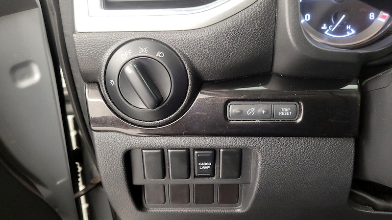 2017 Nissan Titan SV 13