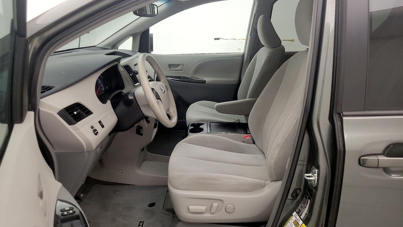 2014 Toyota Sienna LE 11