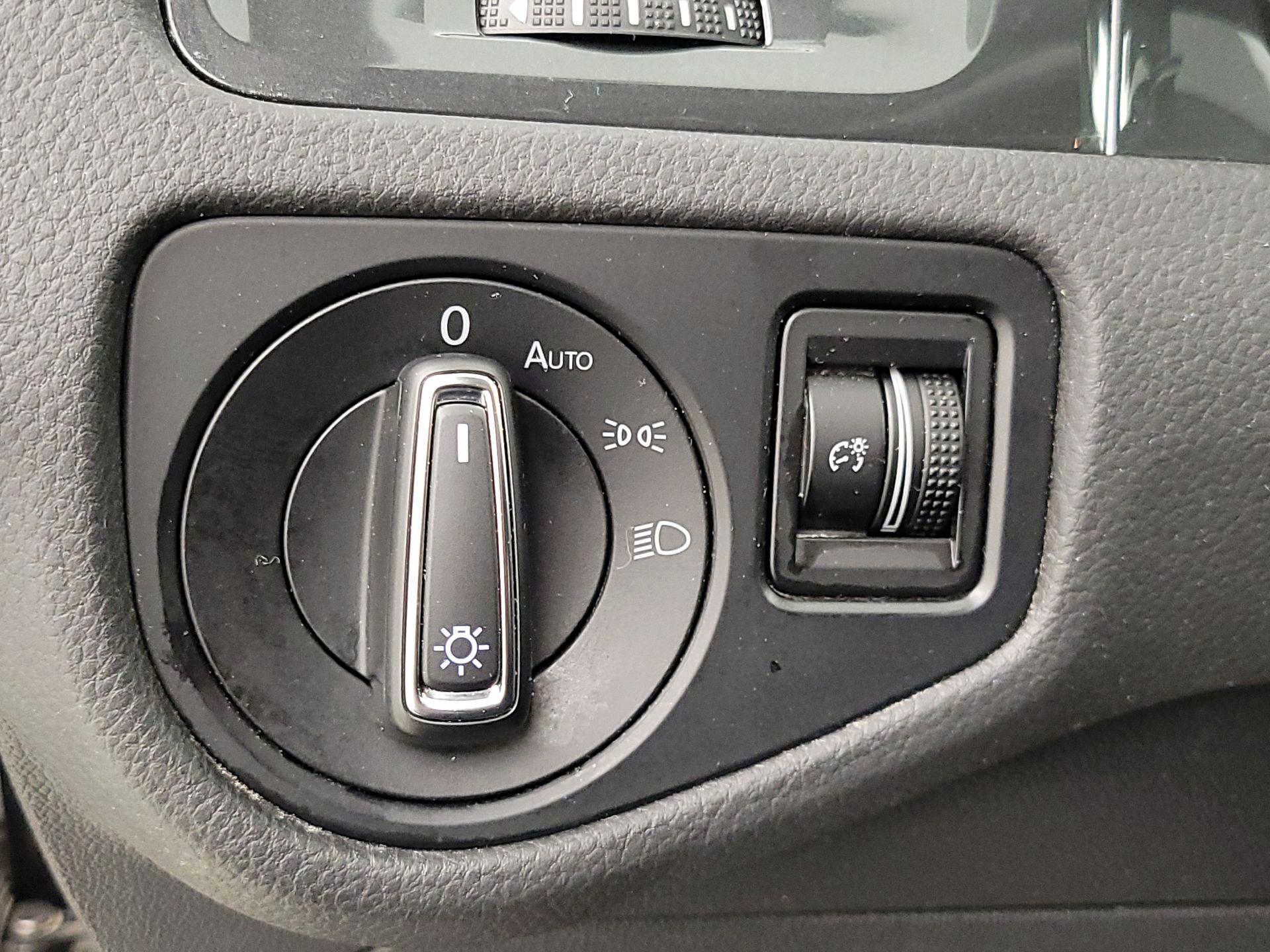 Thumbnail: 2019 Volkswagen Golf - 11
