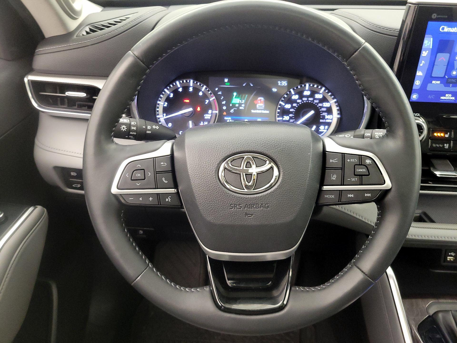 Thumbnail: 2022 Toyota Highlander - 10