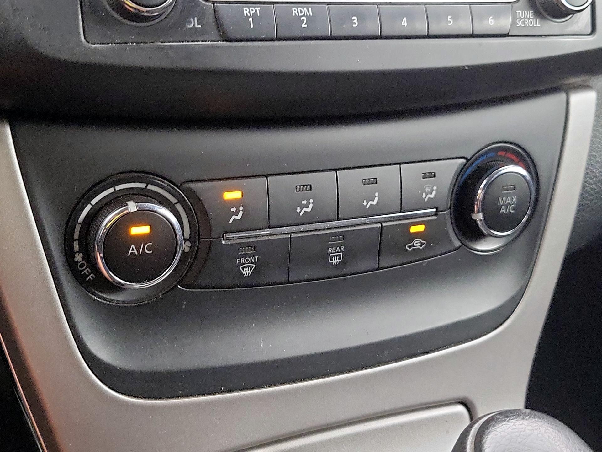 Thumbnail: 2015 Nissan Sentra - 16