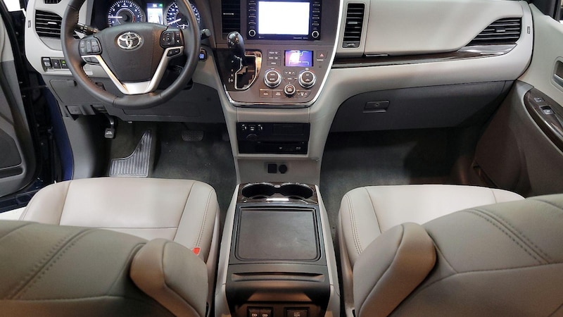 2018 Toyota Sienna XLE Premium 9