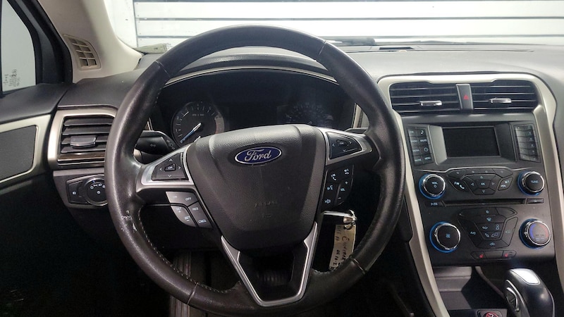 2016 Ford Fusion SE 10