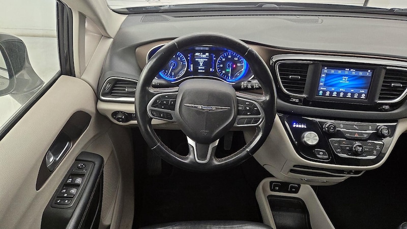 2018 Chrysler Pacifica Touring L 10
