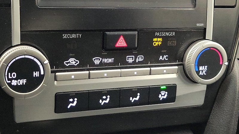 2014 Toyota Camry SE 16