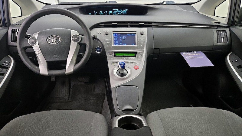 2015 Toyota Prius Two 9