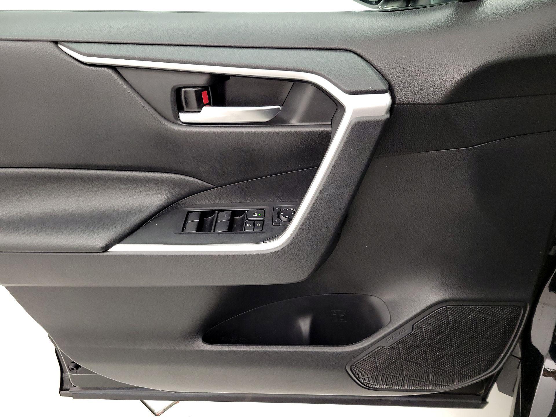 Thumbnail: 2021 Toyota RAV4 - 12