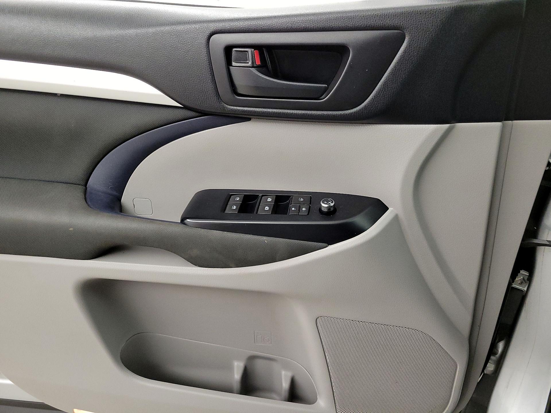 Thumbnail: 2018 Toyota Highlander - 12