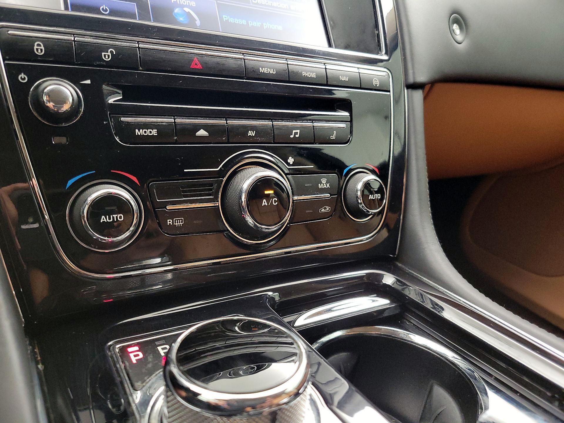Thumbnail: 2014 Jaguar XJ - 17