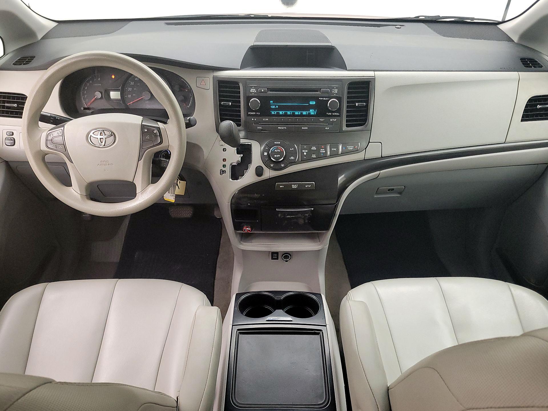 Thumbnail: 2014 Toyota Sienna - 9