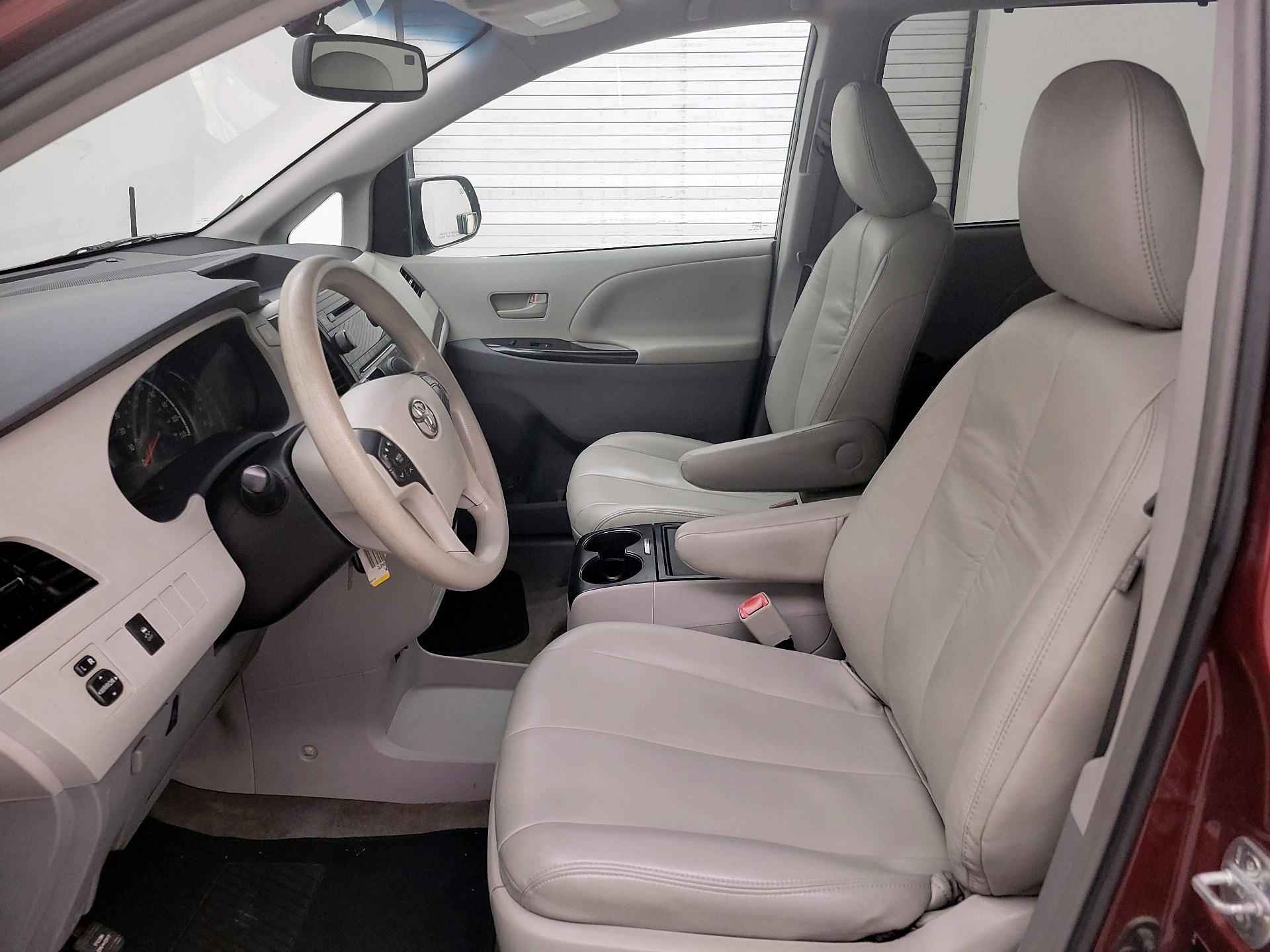 Thumbnail: 2014 Toyota Sienna - 11