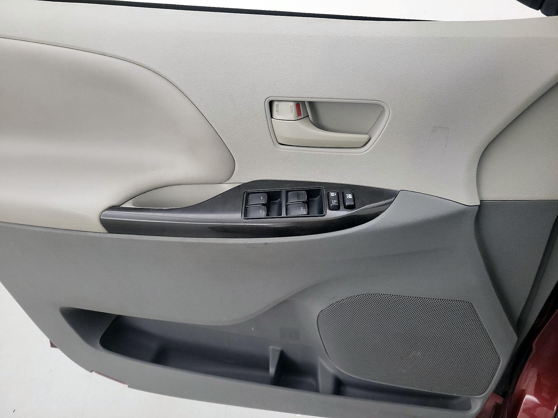Thumbnail: 2014 Toyota Sienna - 12