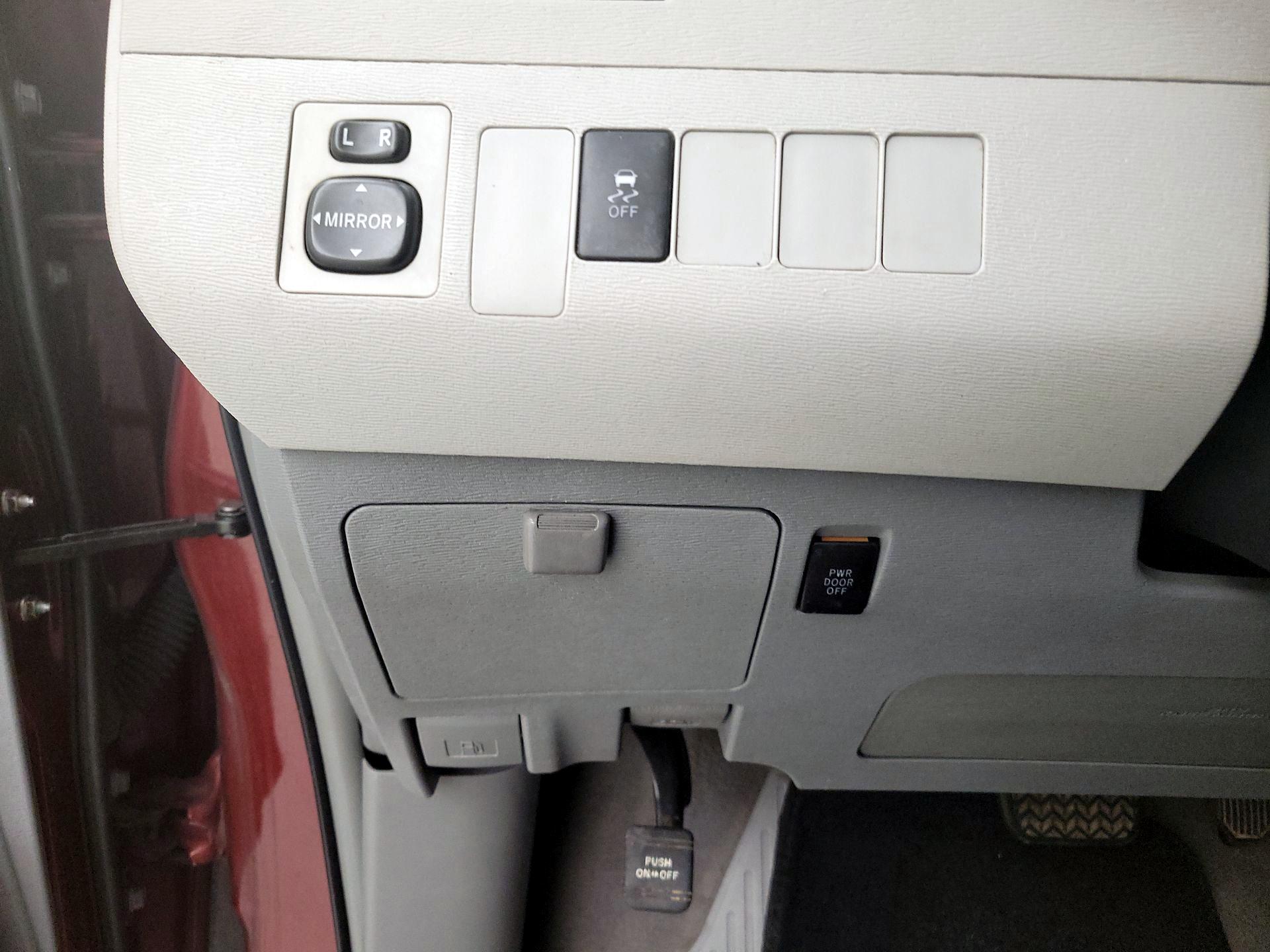 Thumbnail: 2014 Toyota Sienna - 13