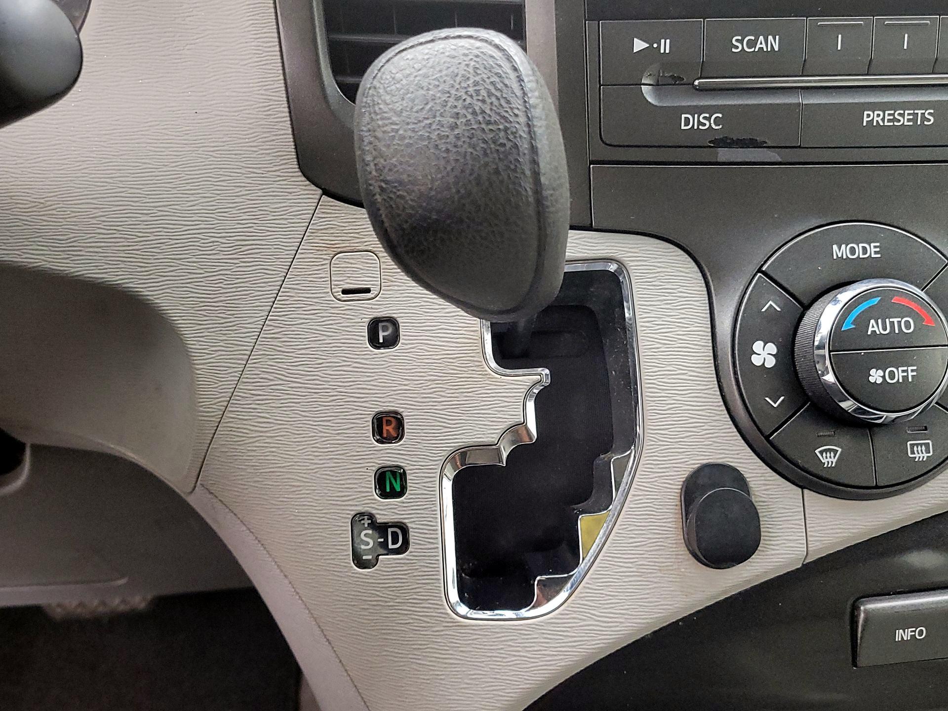 Thumbnail: 2014 Toyota Sienna - 16