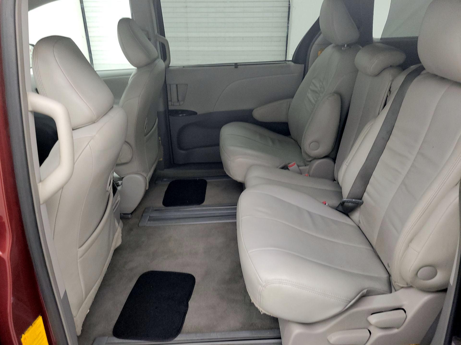 Thumbnail: 2014 Toyota Sienna - 18