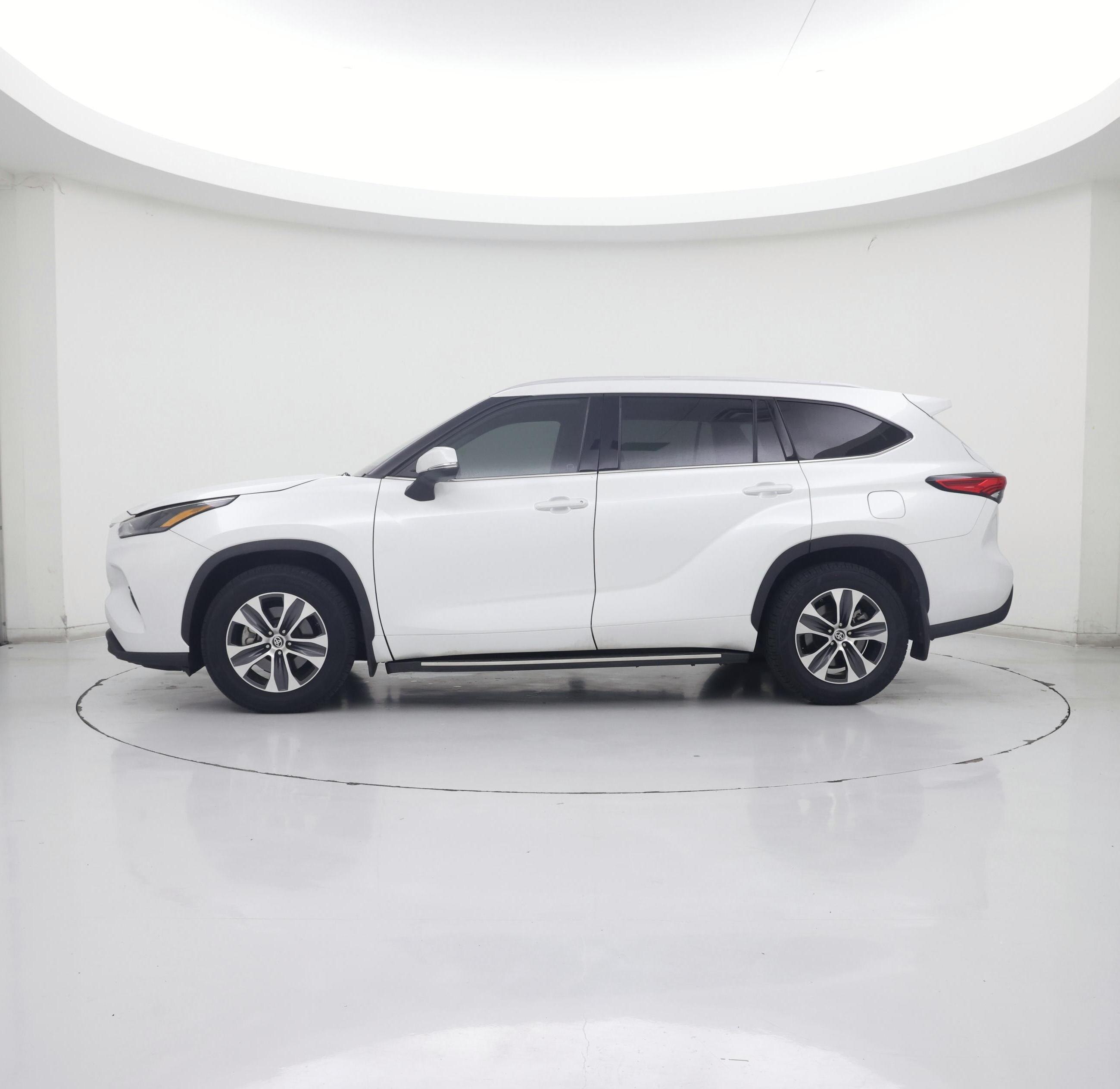 Thumbnail: 2022 Toyota Highlander - 3