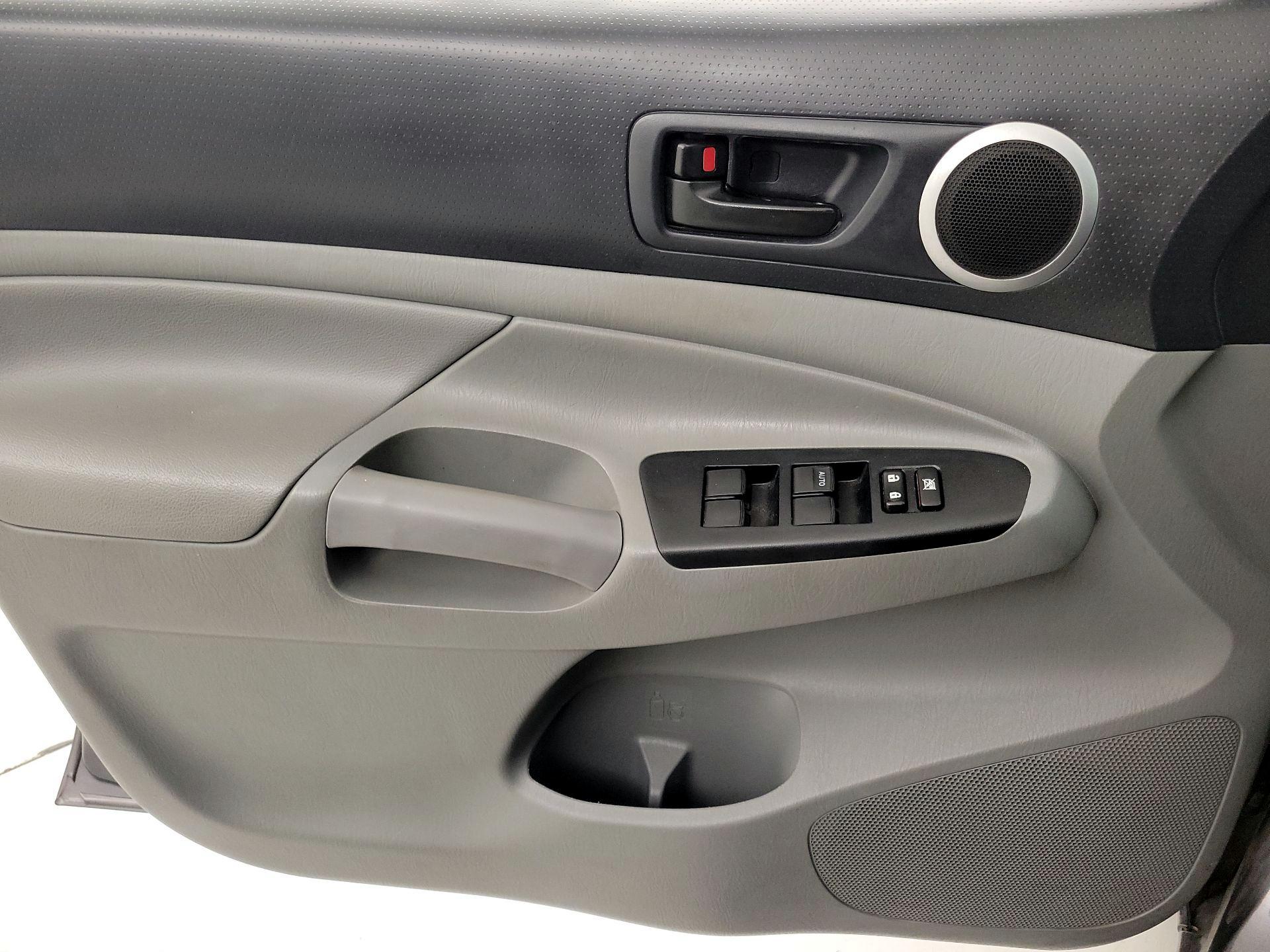 Thumbnail: 2015 Toyota Tacoma - 12