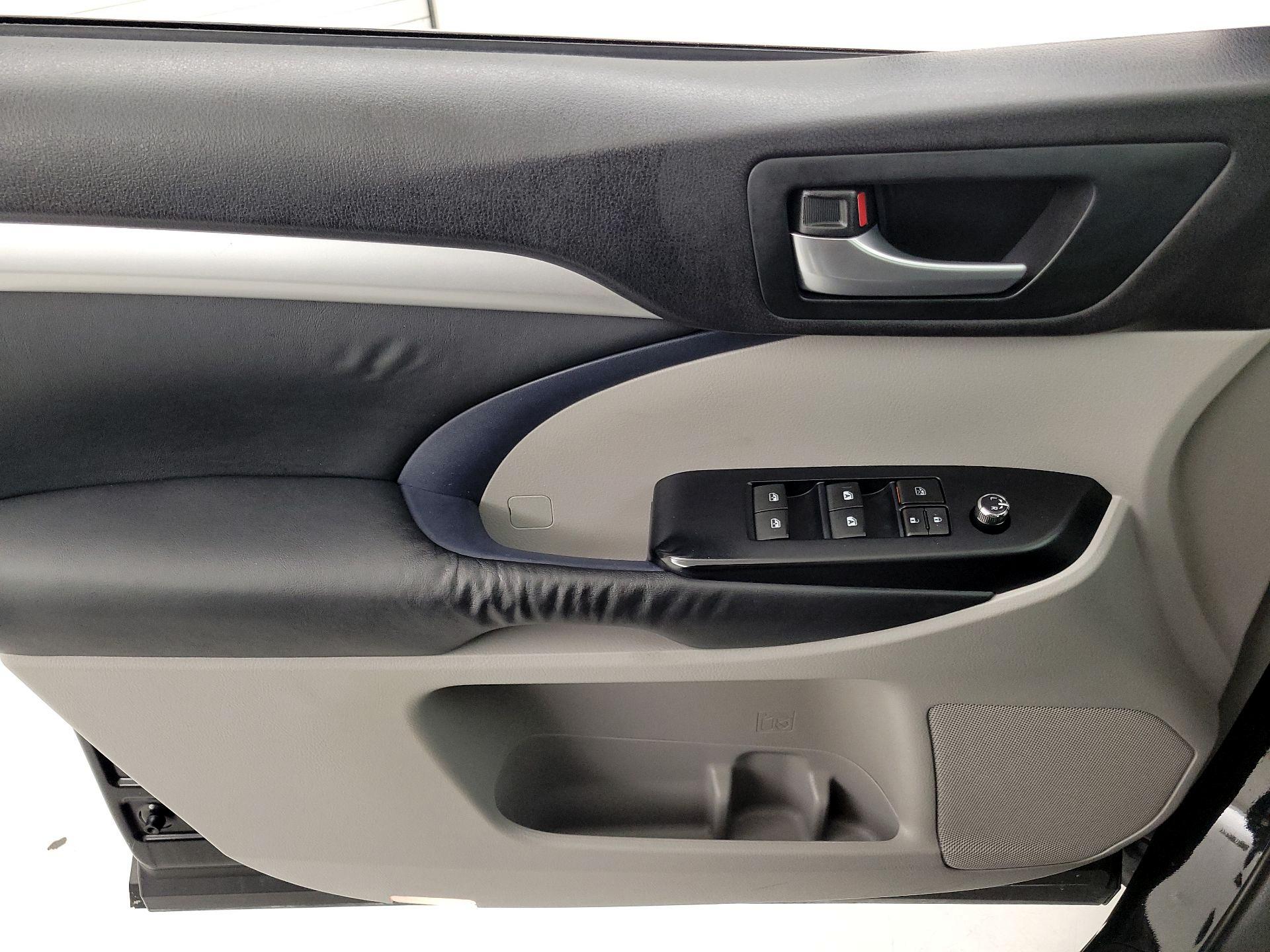 Thumbnail: 2015 Toyota Highlander - 12