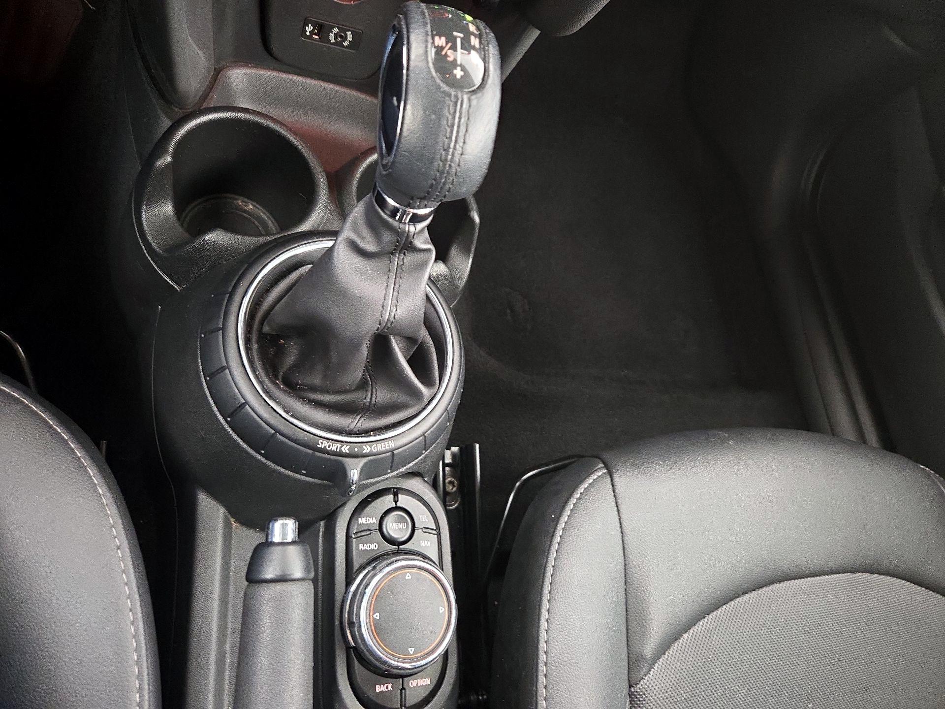 Thumbnail: 2015 MINI Cooper Hardtop - 17