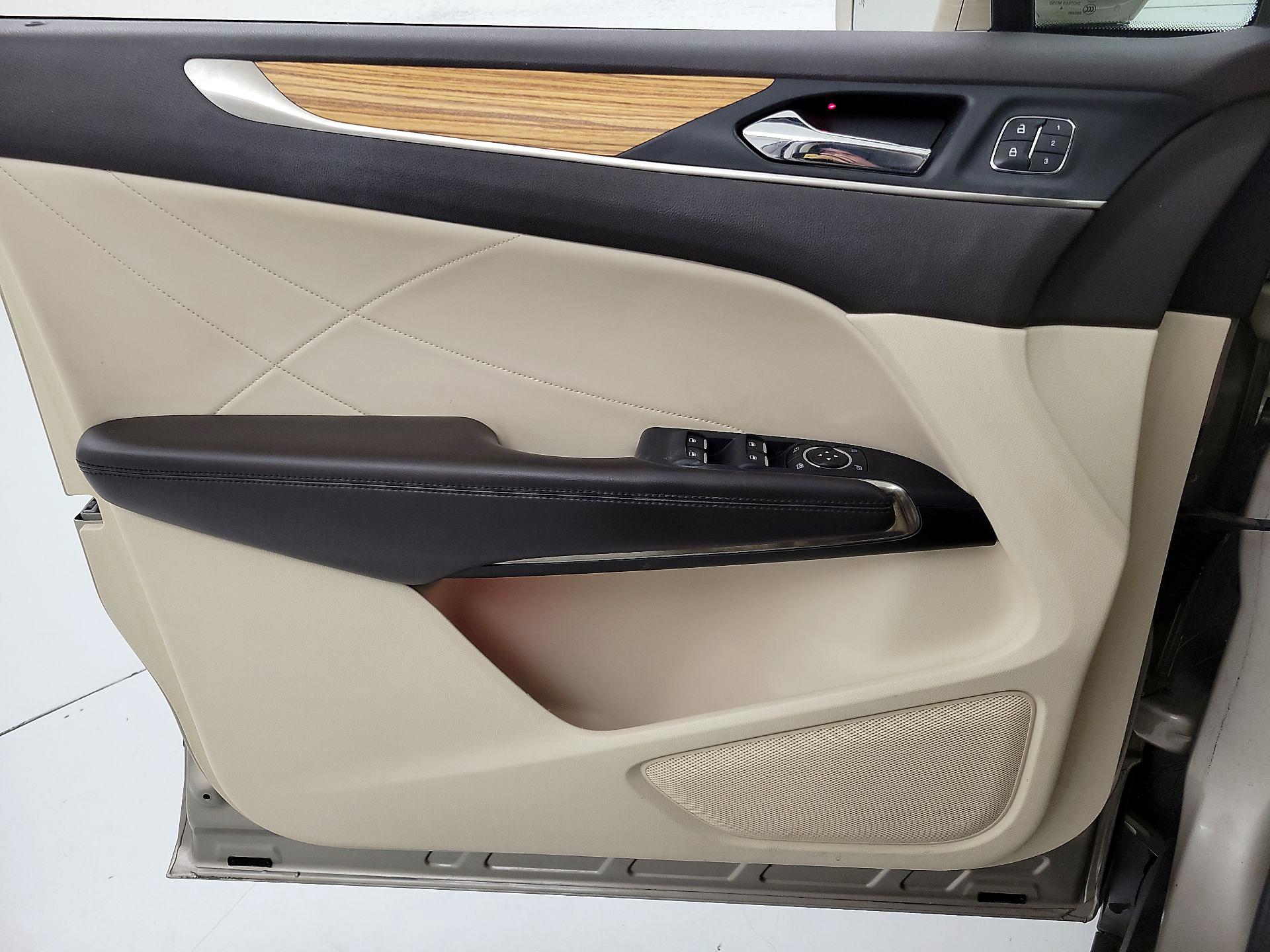 Thumbnail: 2015 Lincoln MKC - 12
