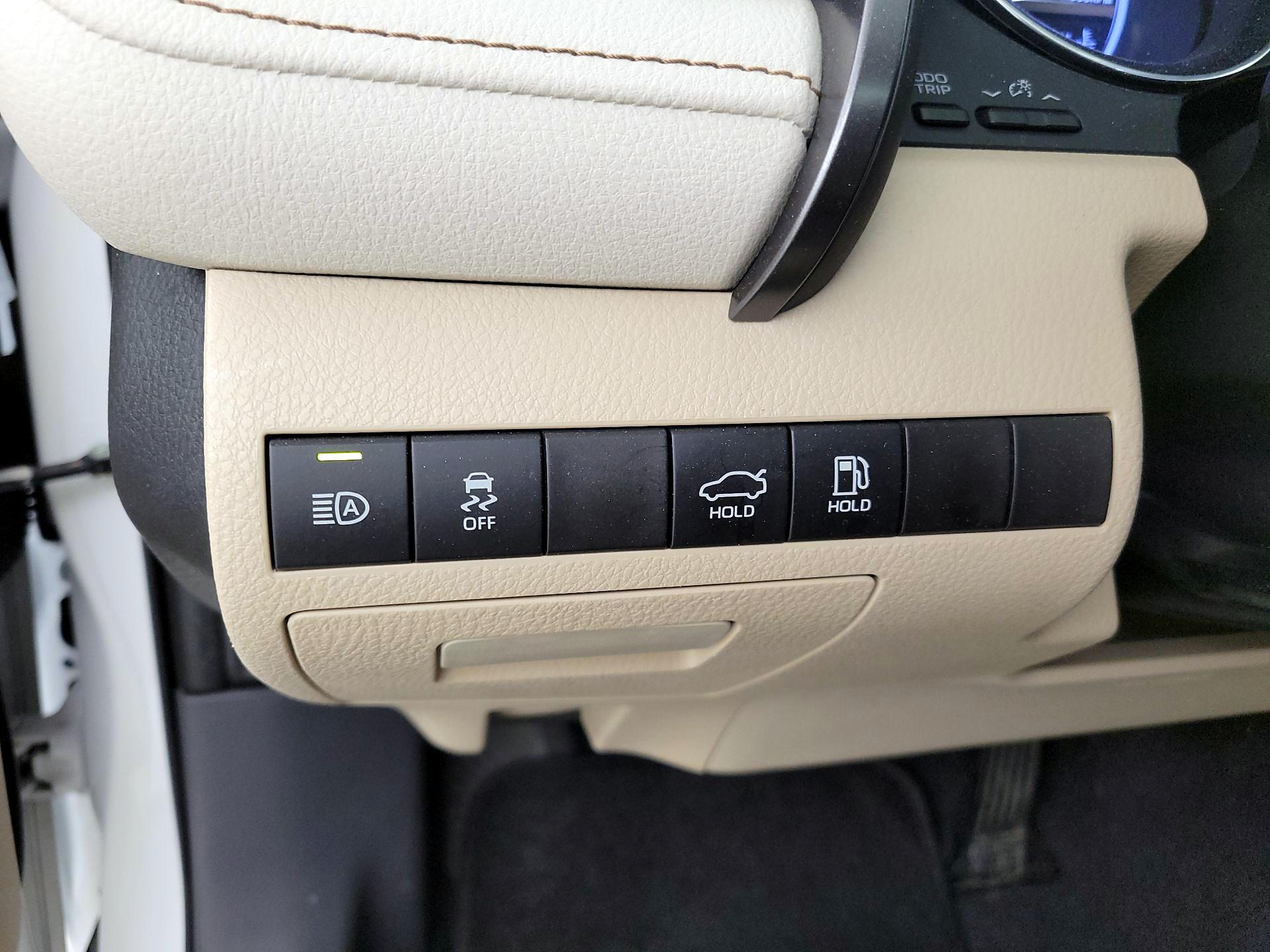 Thumbnail: 2019 Toyota Camry - 13