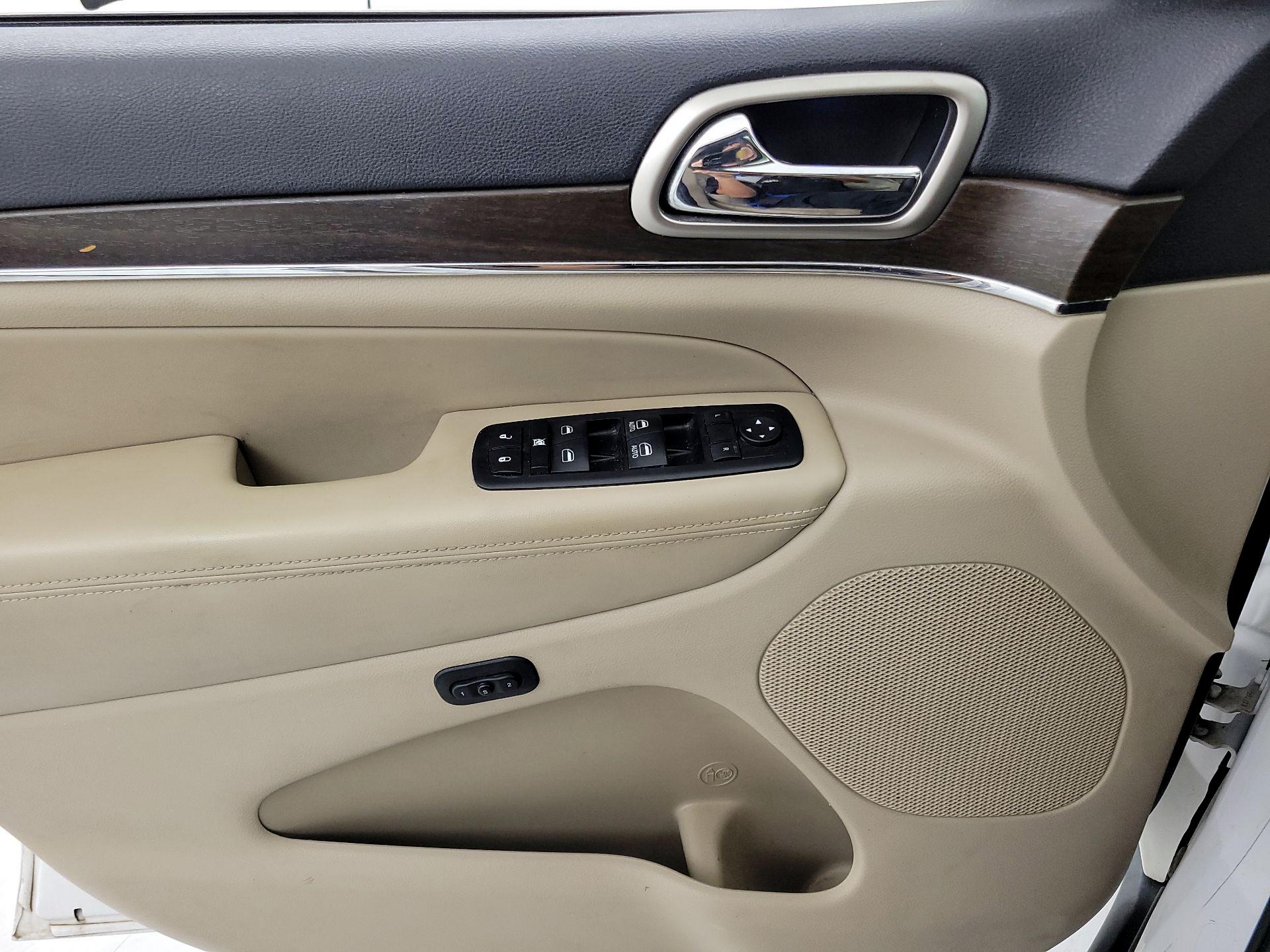 Thumbnail: 2015 Jeep Grand Cherokee - 12