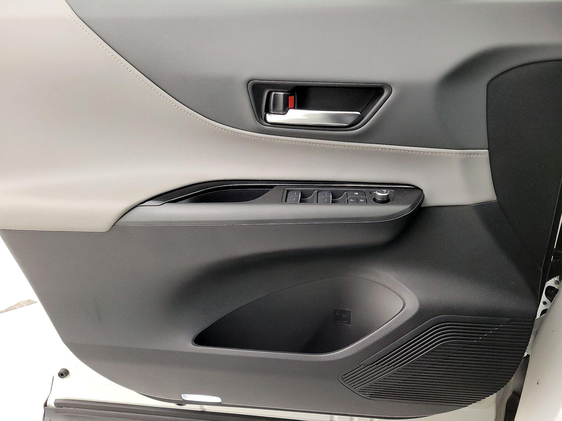 Thumbnail: 2021 Toyota Venza - 12