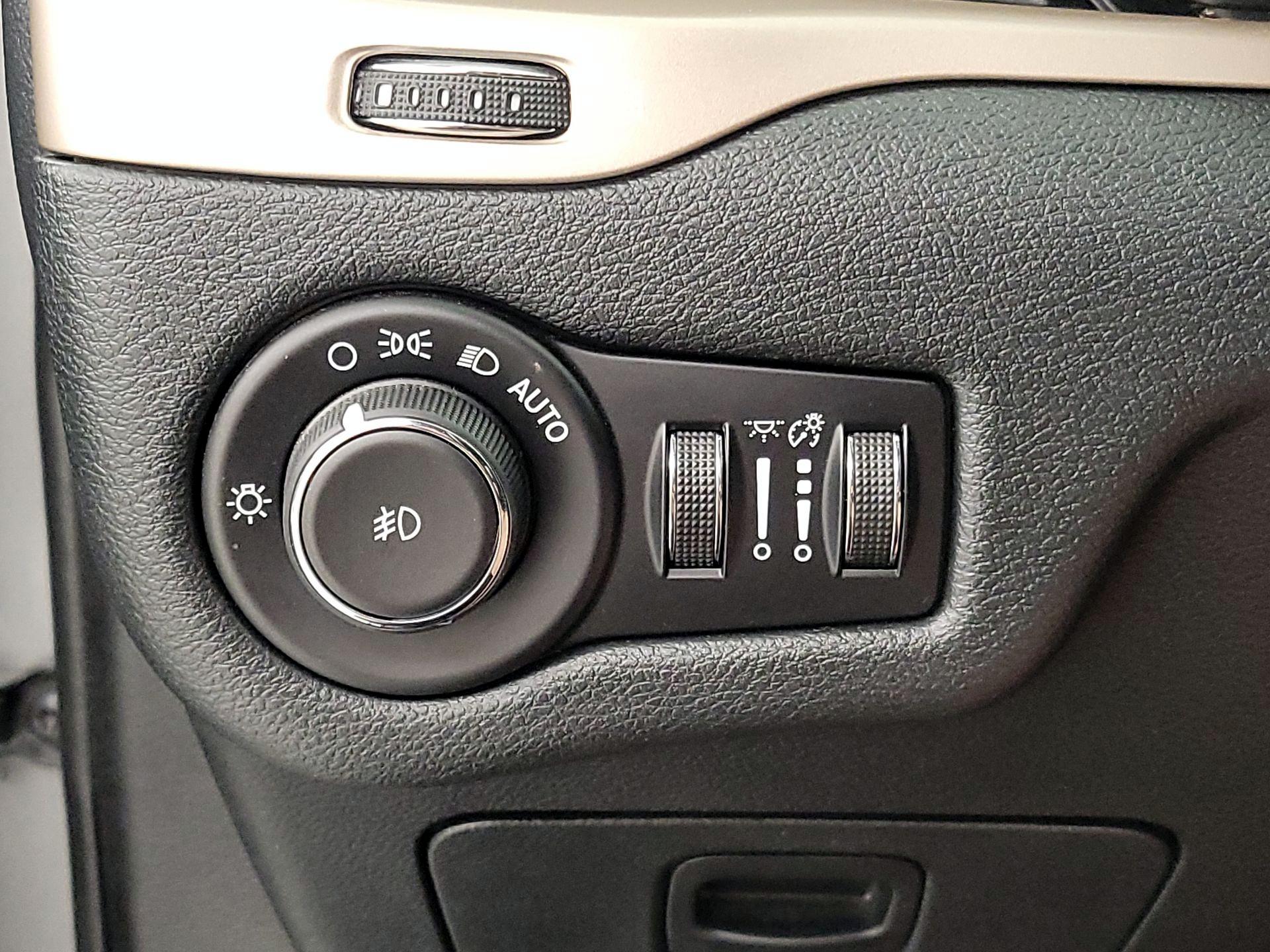 Thumbnail: 2016 Jeep Cherokee - 13