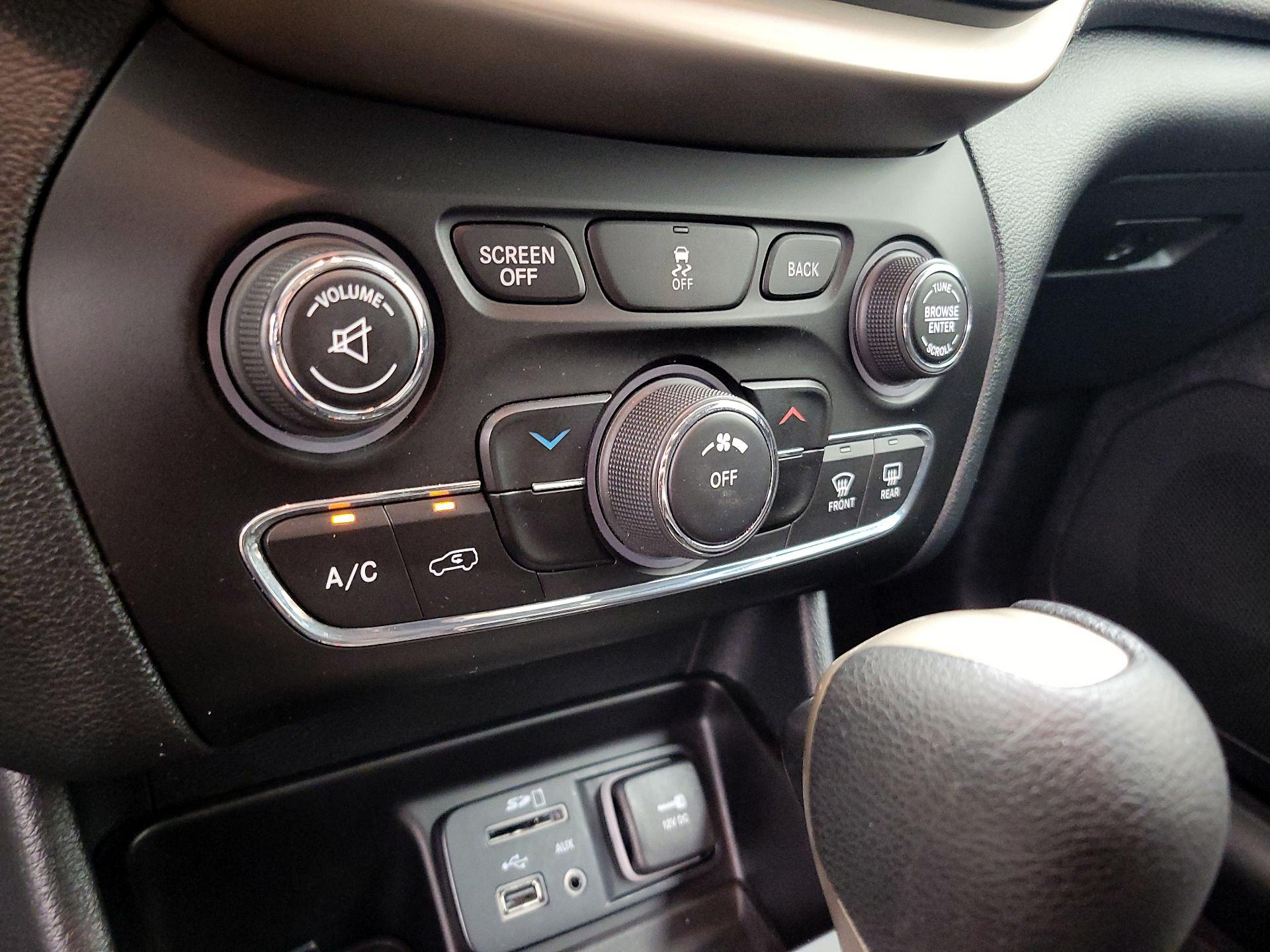 Thumbnail: 2016 Jeep Cherokee - 16