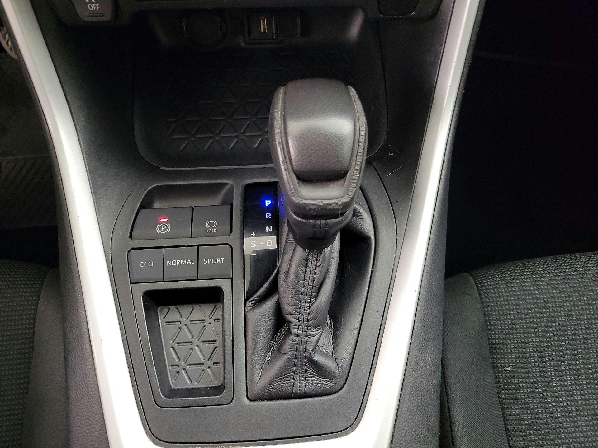 Thumbnail: 2021 Toyota RAV4 - 17