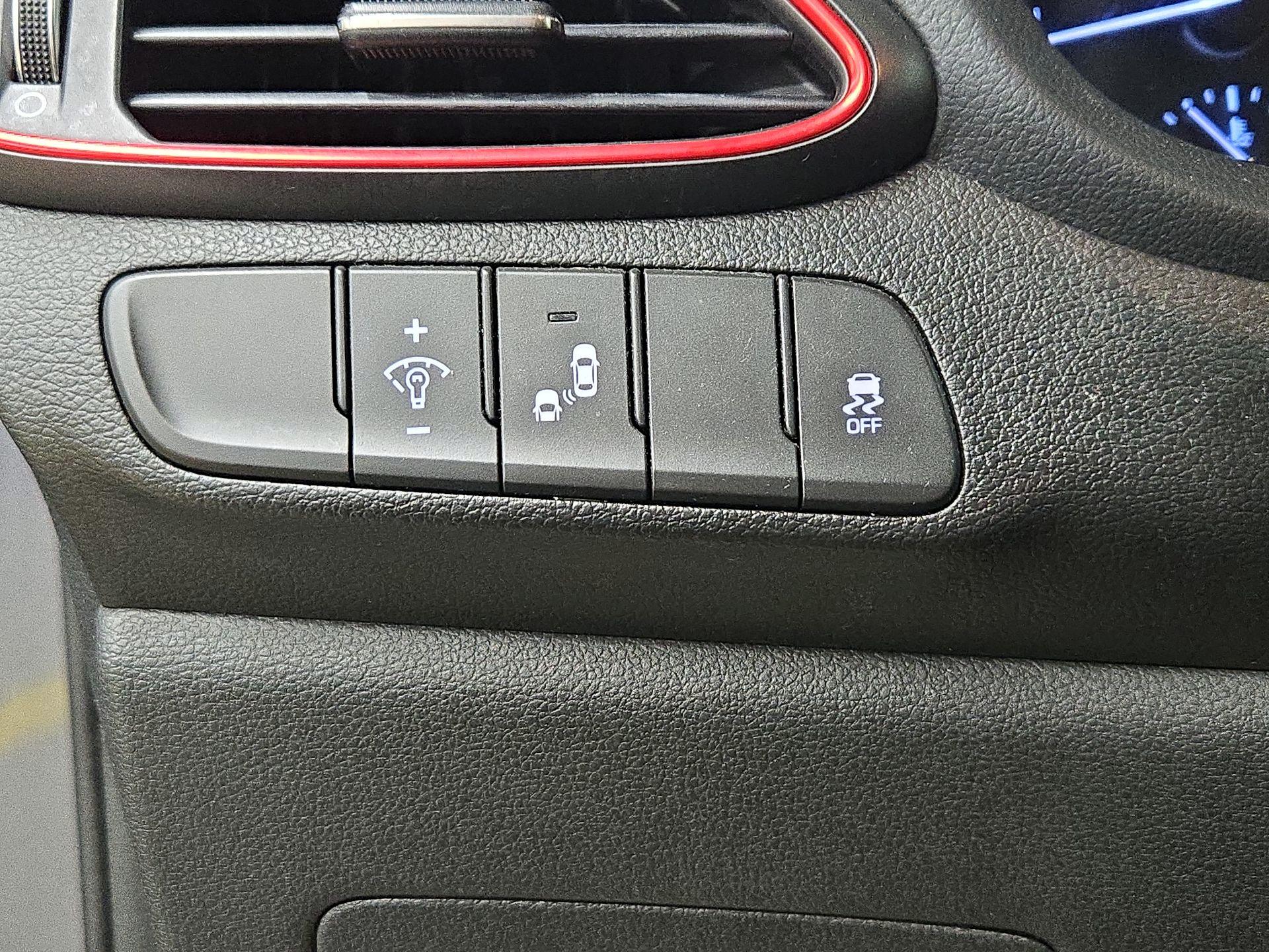 Thumbnail: 2018 Hyundai Elantra - 13