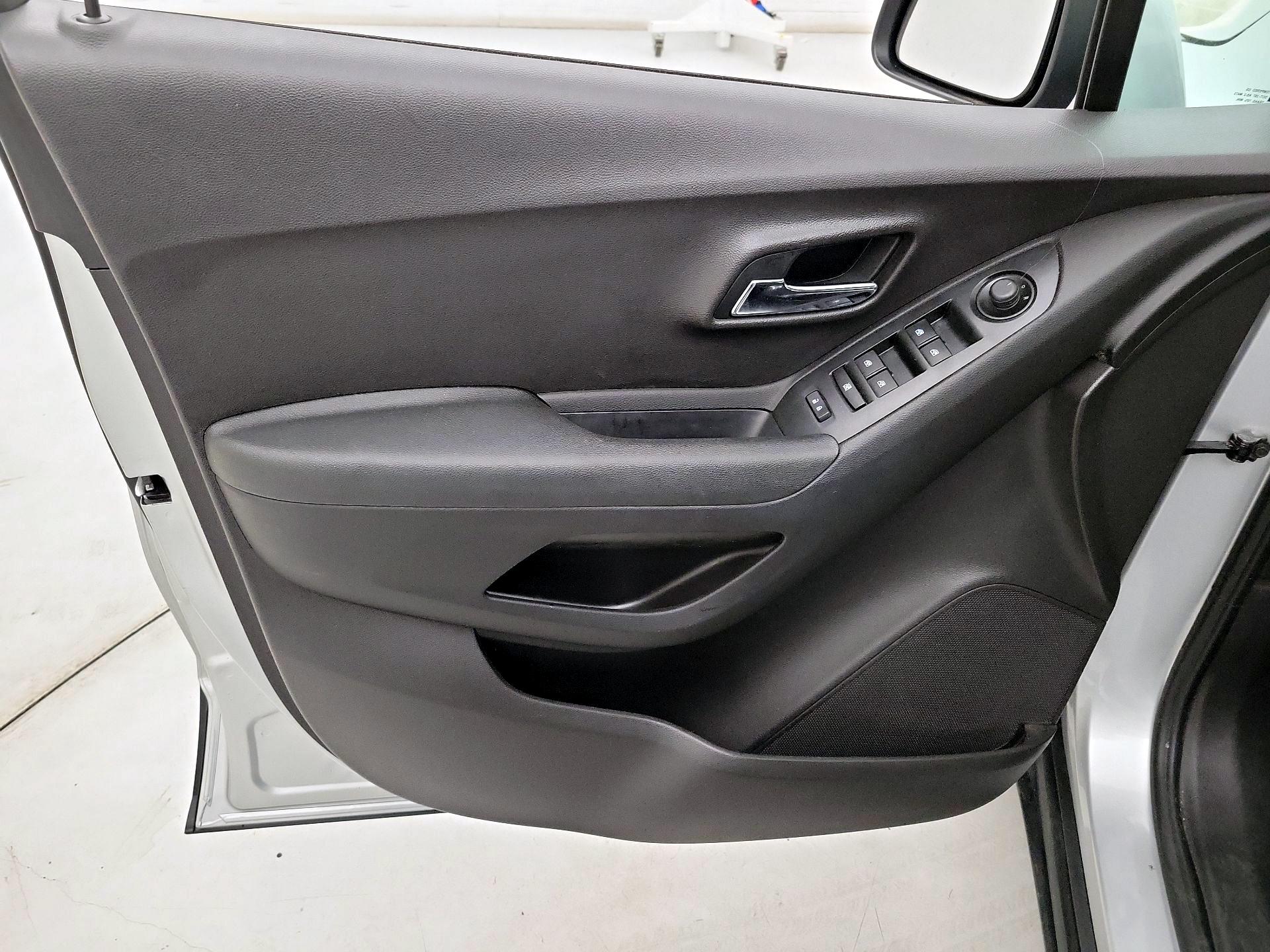 Thumbnail: 2016 Chevrolet Trax - 12