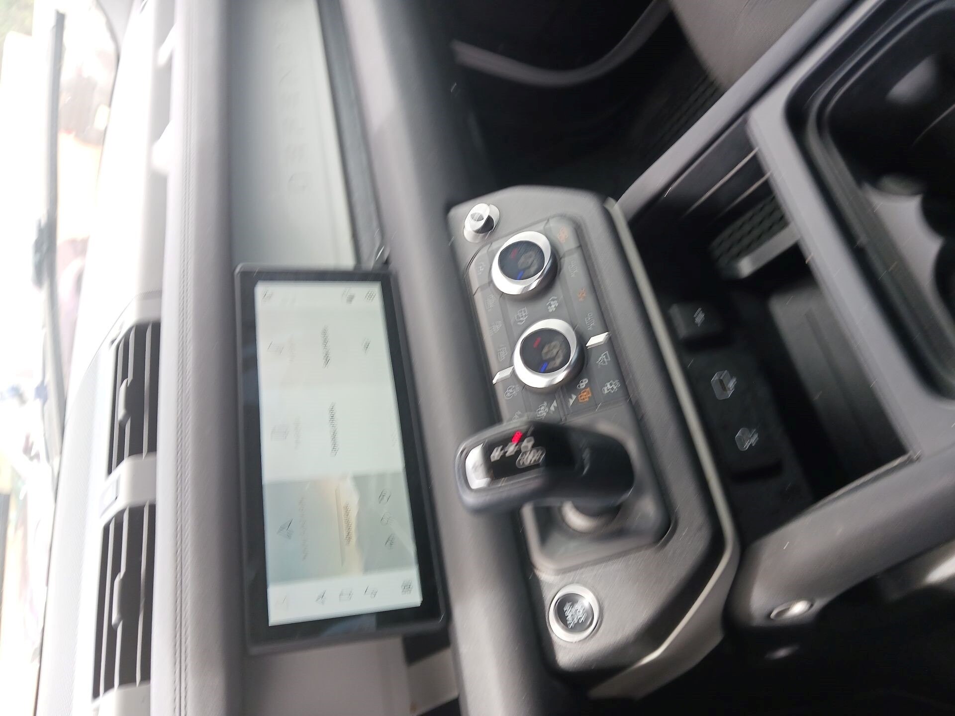 Thumbnail: 2020 Land Rover Defender - 11